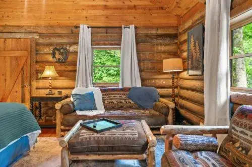 Deluxe Queen Room in North 40 Lodge and Cabin Deluxe Queen Room in North 40 Lodge and Cabin