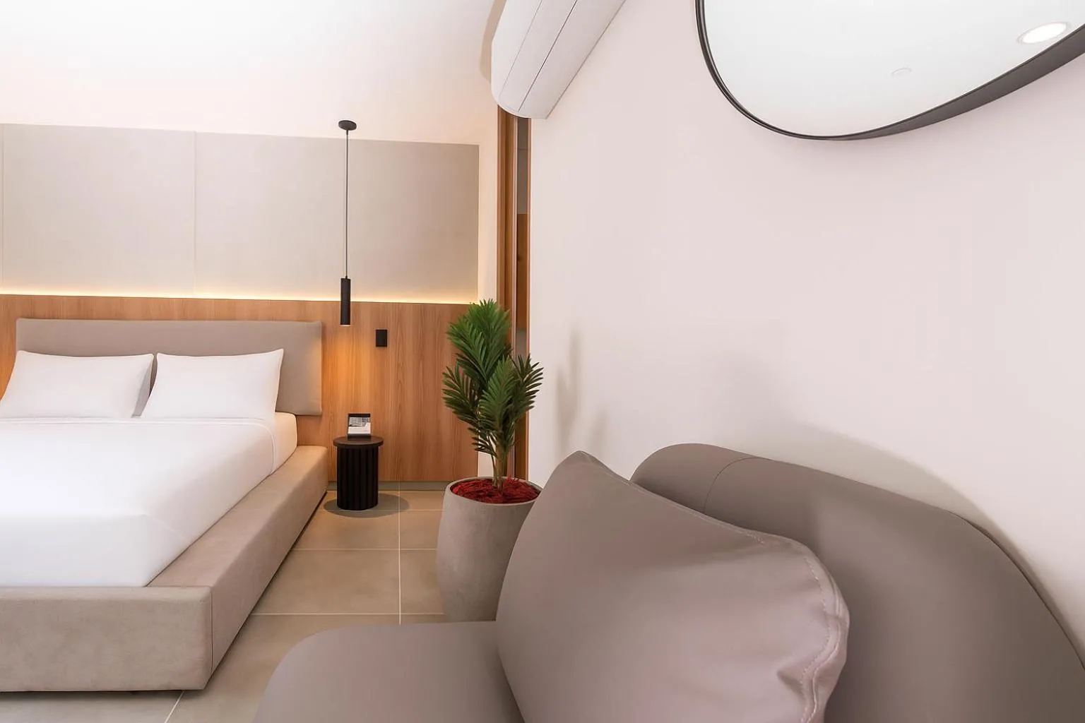 Photo of the whole room, Bed in Metropolitan Living Medellín by HOUSY