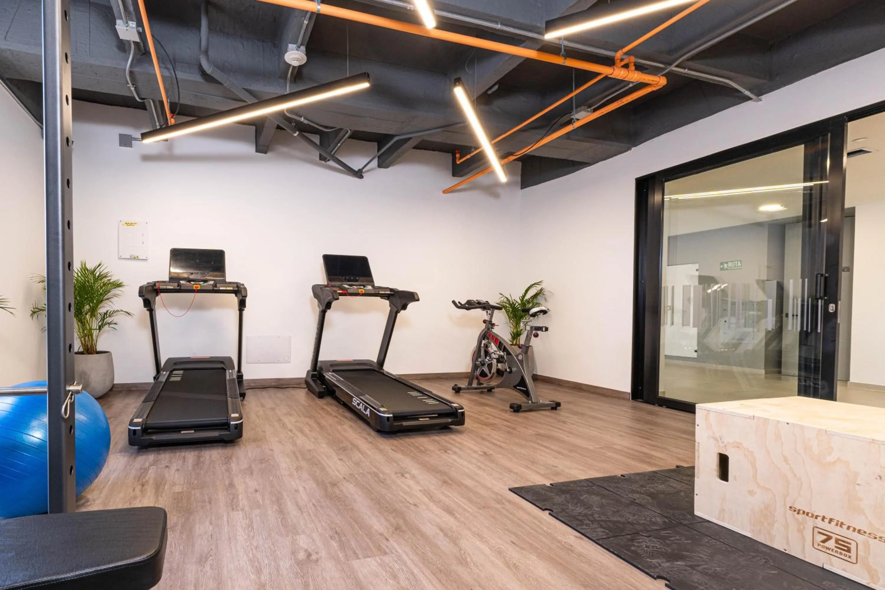 Fitness centre/facilities in Metropolitan Living Medellín by HOUSY