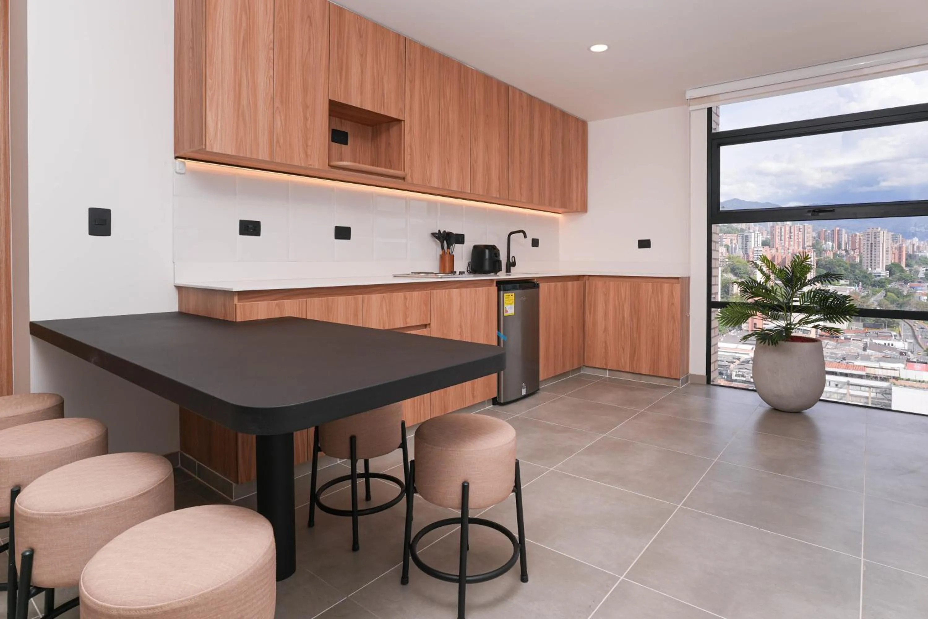 Kitchen or kitchenette in Metropolitan Living Medellín by HOUSY