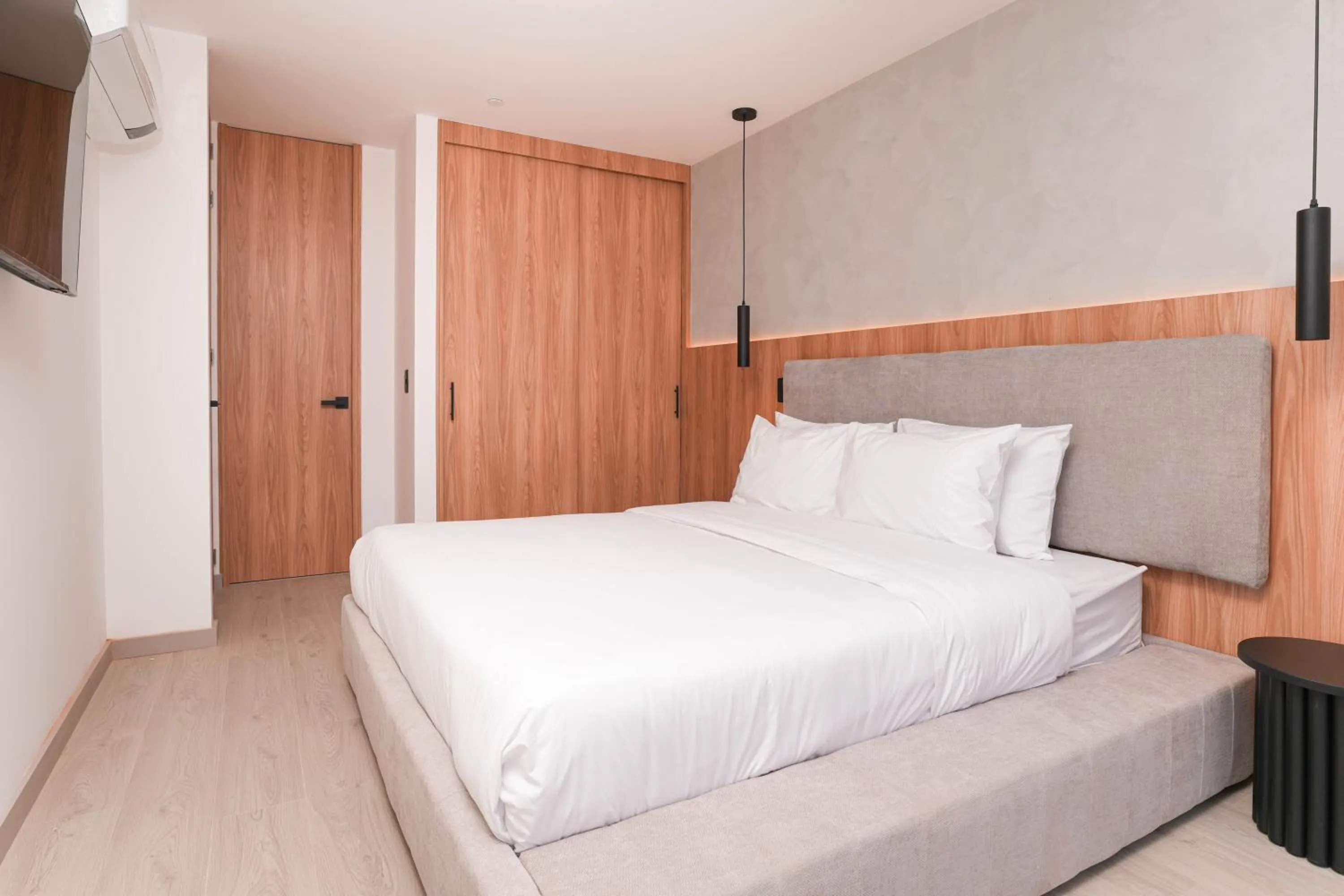 Bedroom, Bed in Metropolitan Living Medellín by HOUSY
