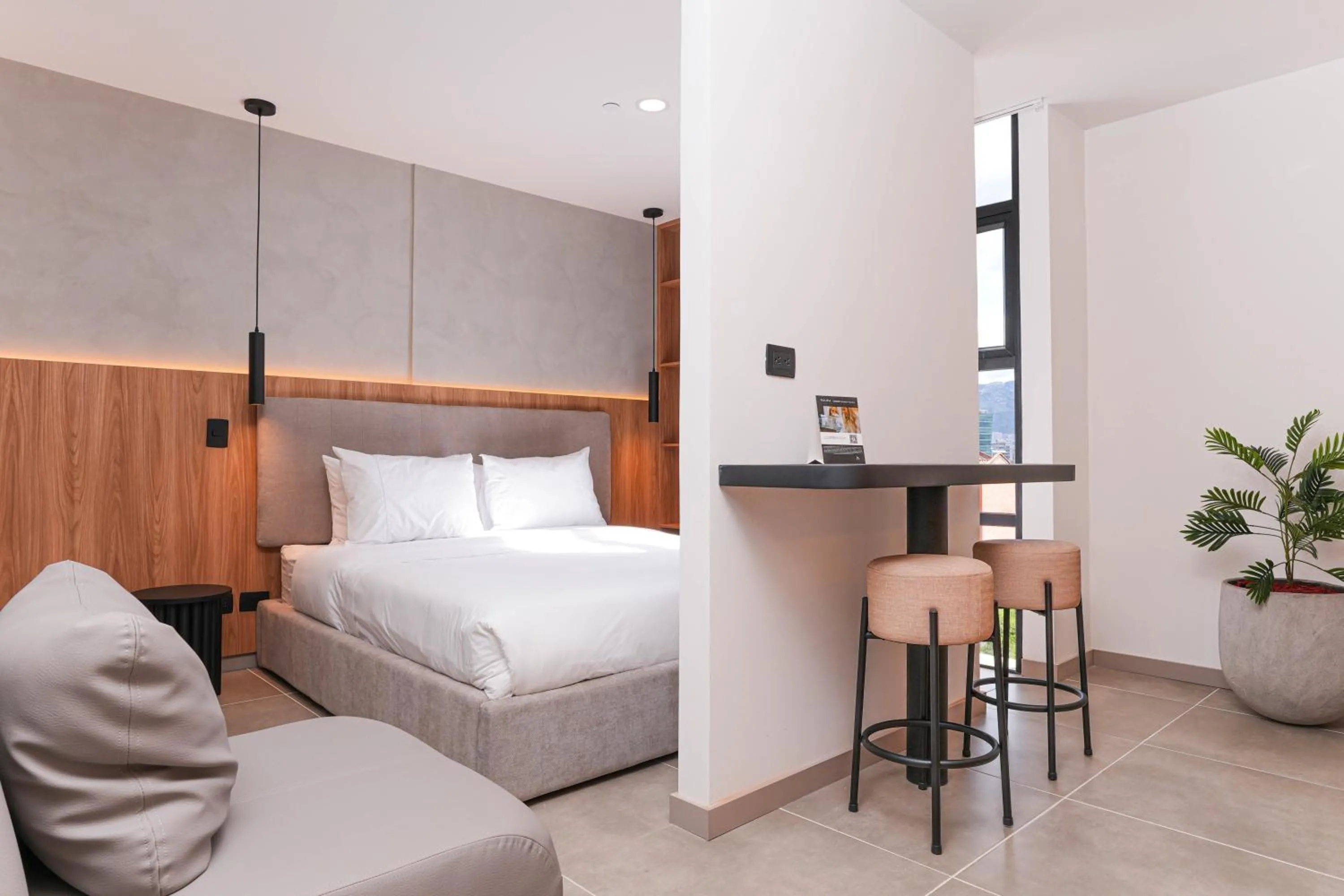 Bedroom, Bed in Metropolitan Living Medellín by HOUSY