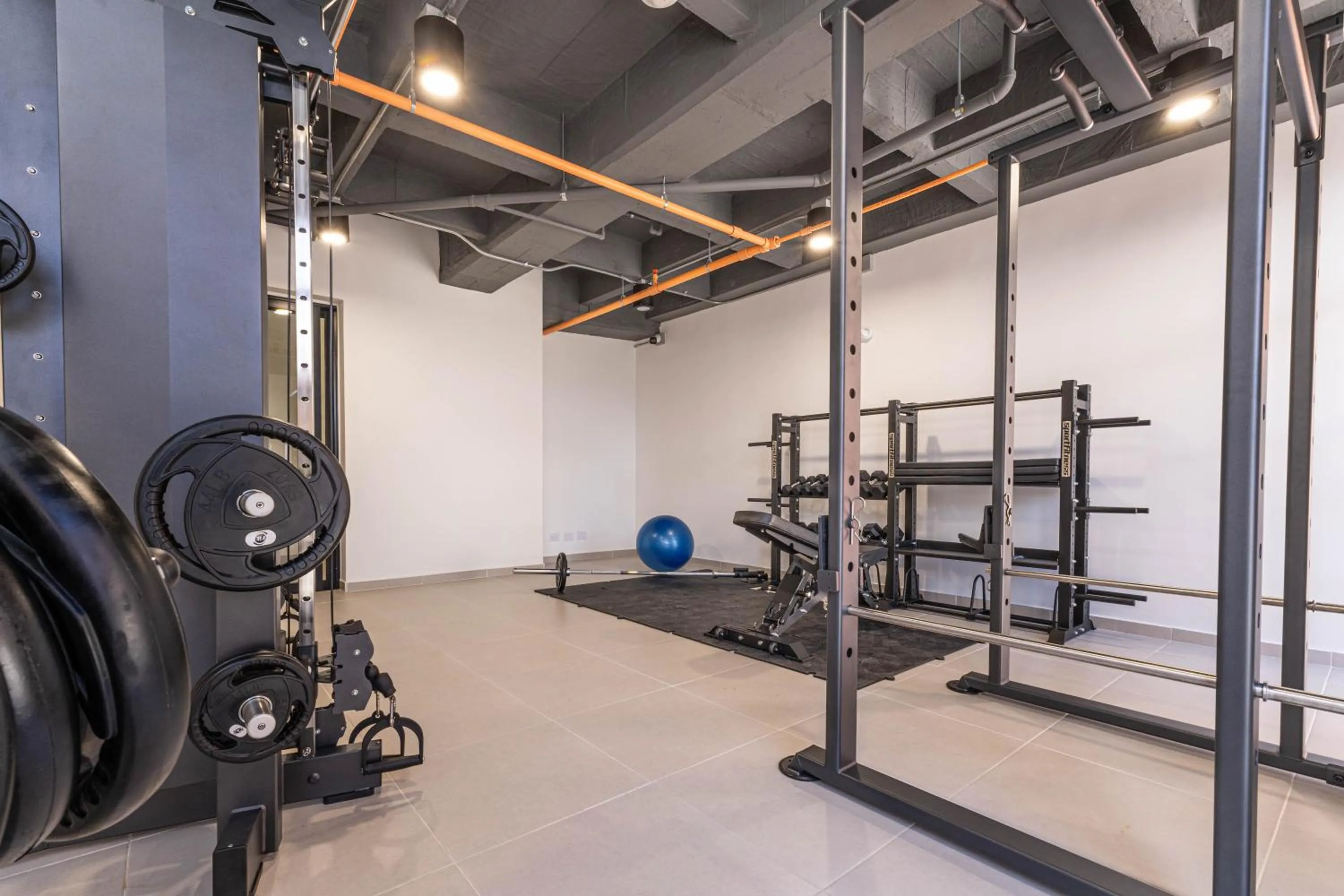 Fitness centre/facilities in Metropolitan Living Medellín by HOUSY