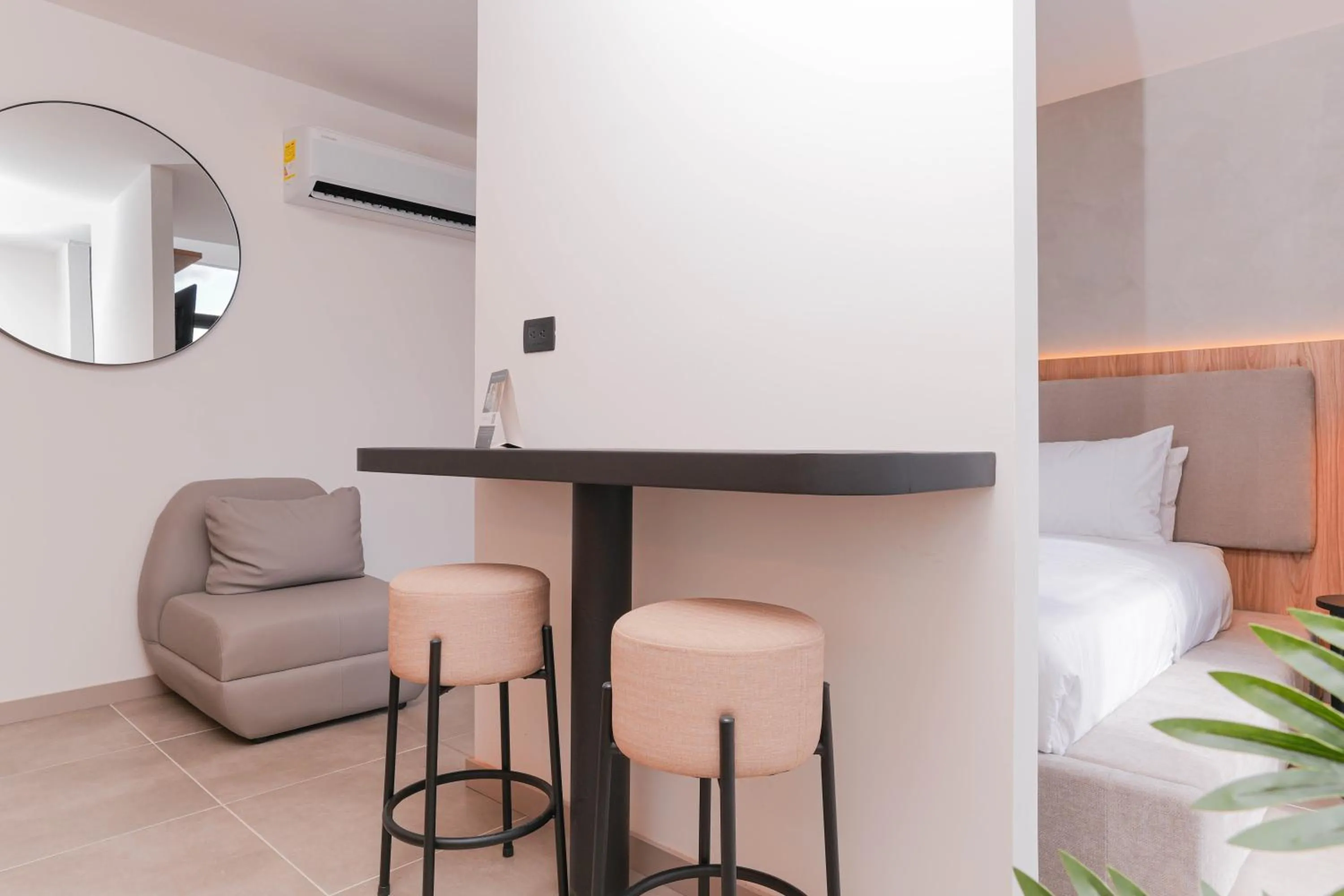 Seating area, Bed in Metropolitan Living Medellín by HOUSY