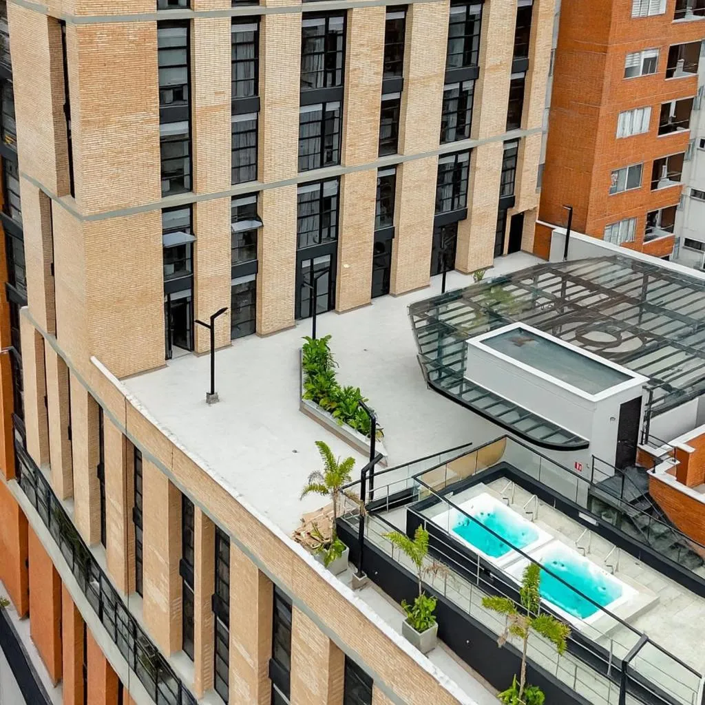 Balcony/Terrace in Metropolitan Living Medellín by HOUSY