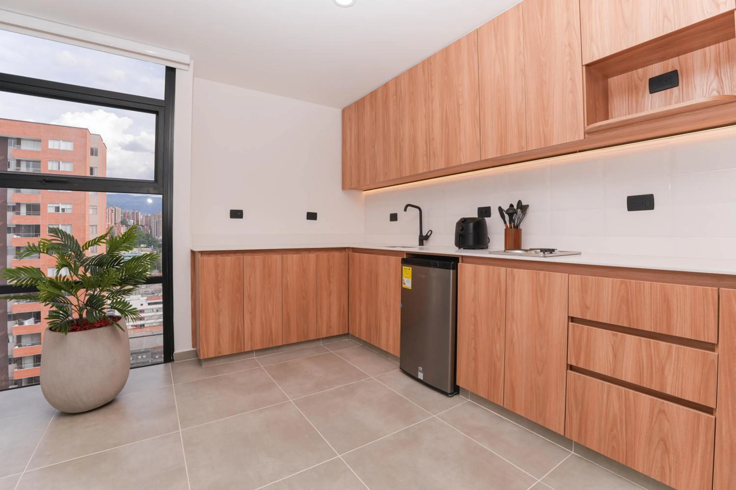 Kitchen or kitchenette in Metropolitan Living Medellín by HOUSY