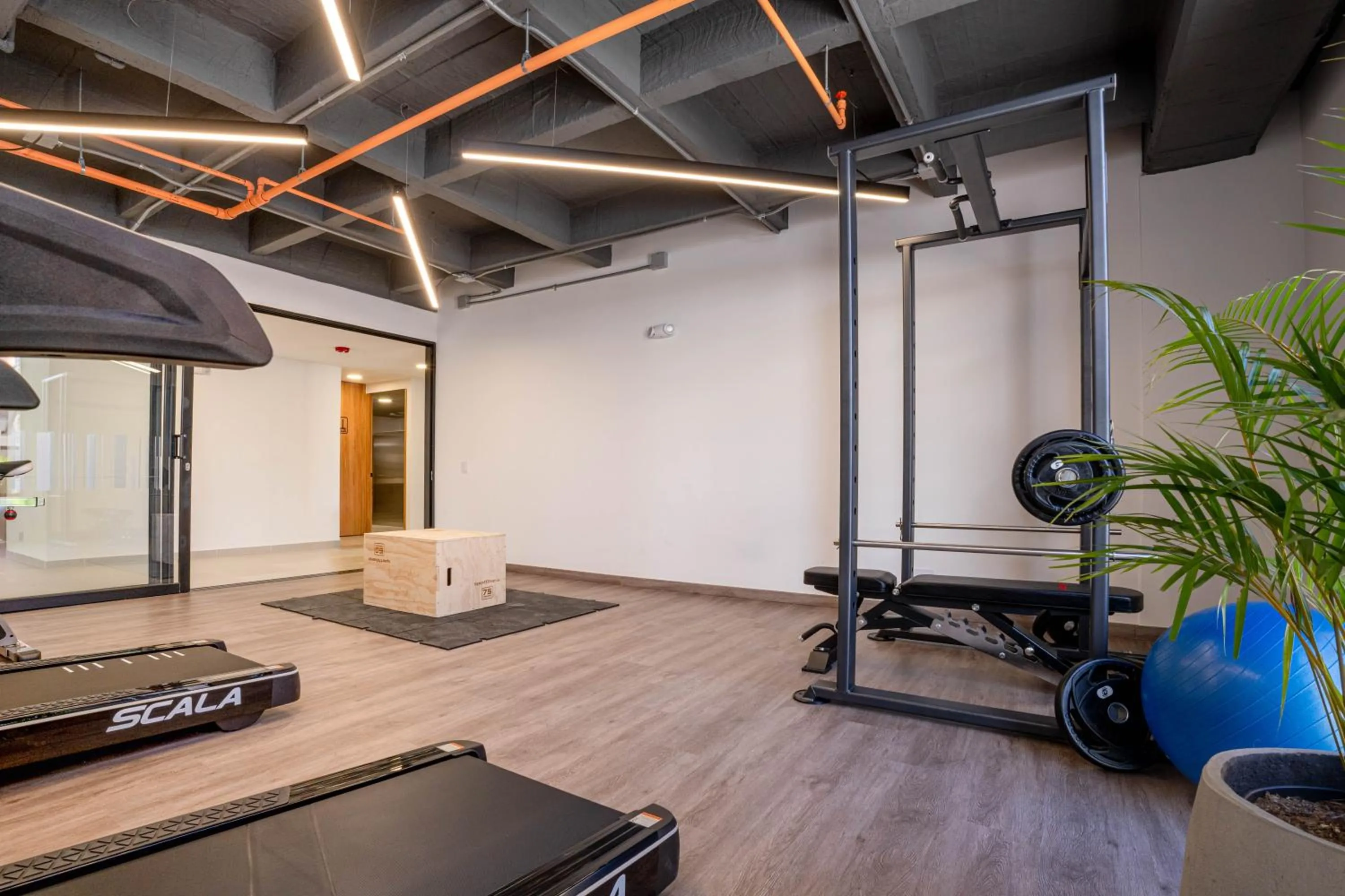Fitness centre/facilities in Metropolitan Living Medellín by HOUSY
