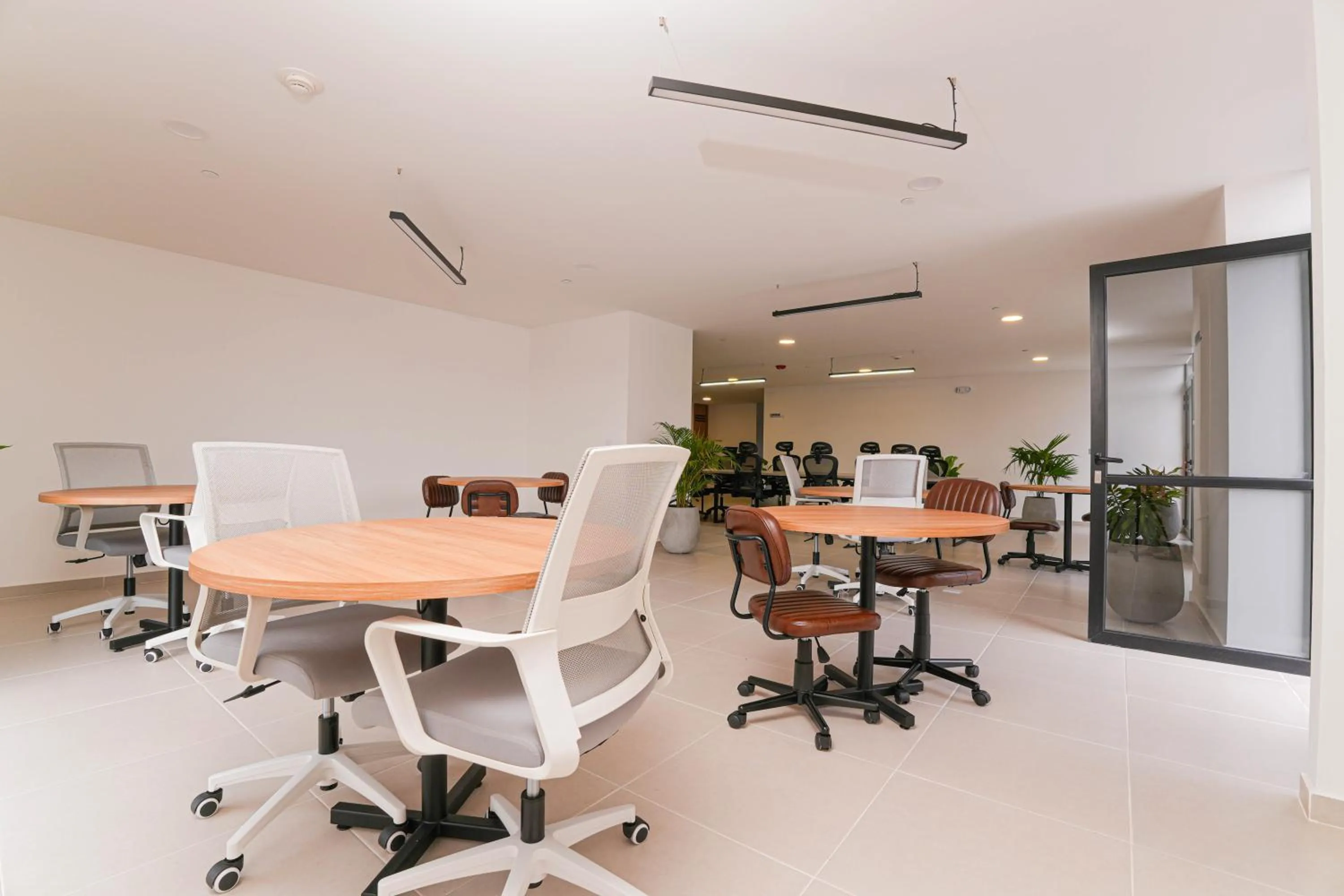 Seating area in Metropolitan Living Medellín by HOUSY
