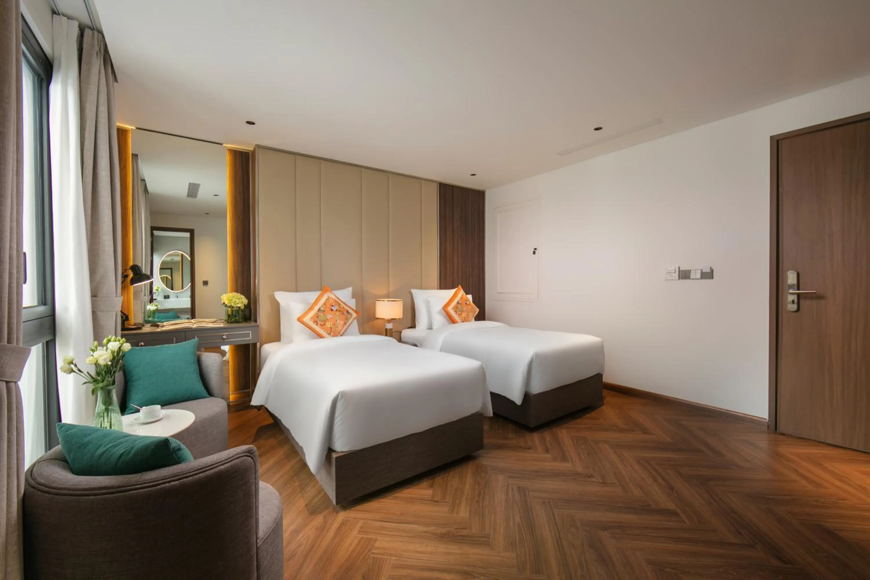 Premier Twin City View Room With Bathtub  - single occupancy in Léman Old Quarter