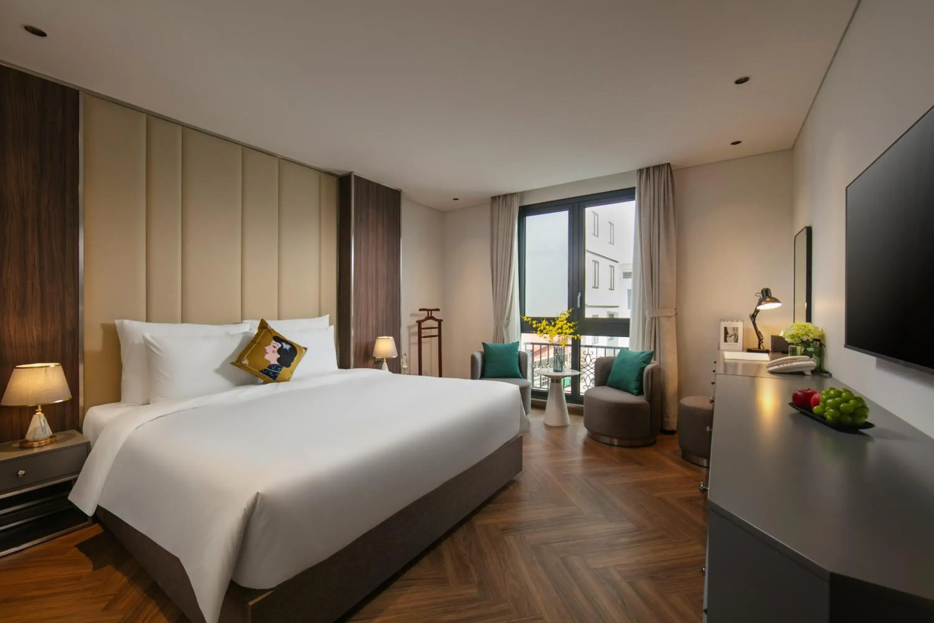 Premier Double City View Room With Bathtub in Léman Old Quarter Premier Double City View Room With Bathtub in Léman Old Quarter