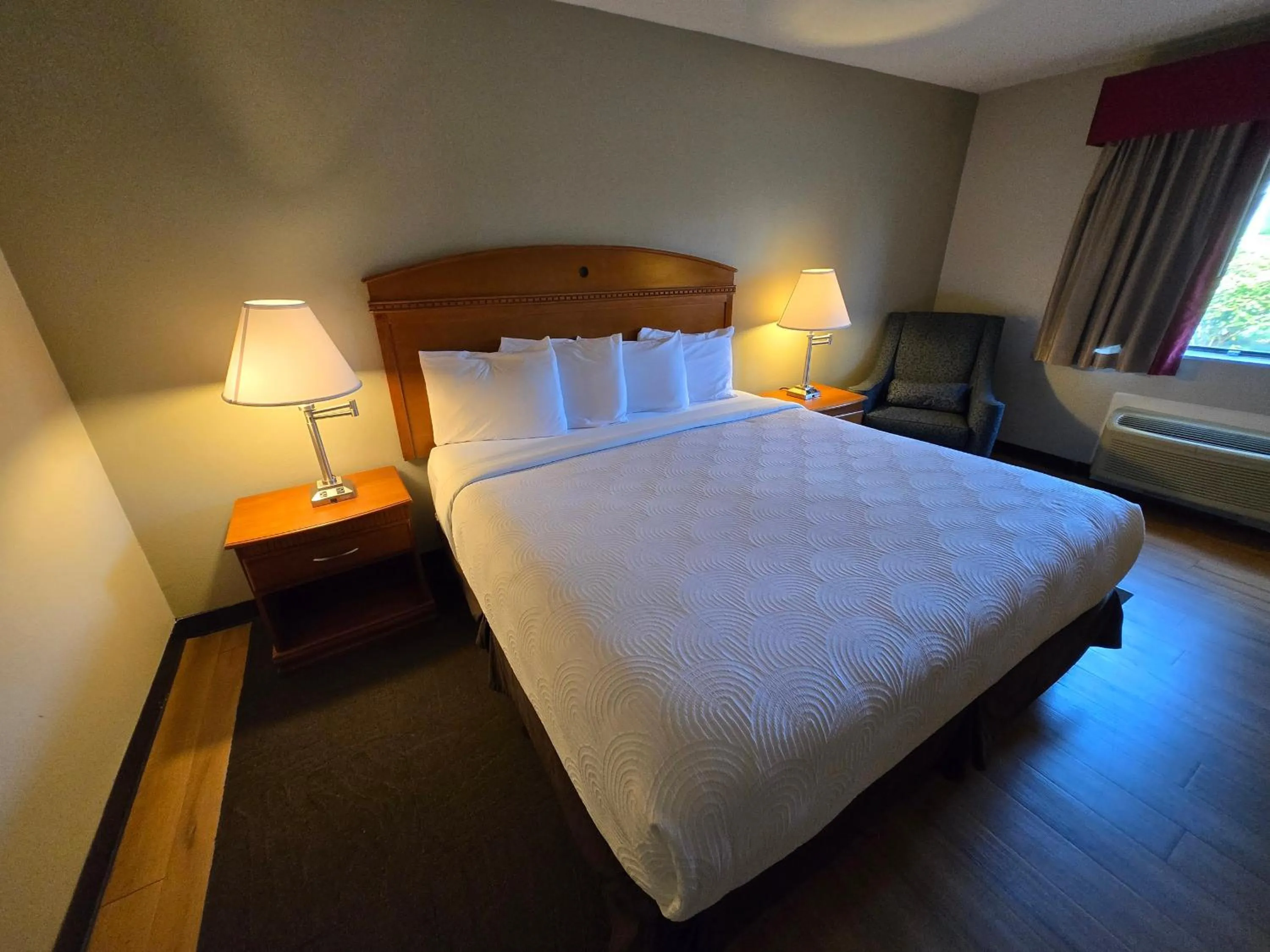 Bedroom, Bed in Fulton Hotel - Oswego Riverfront