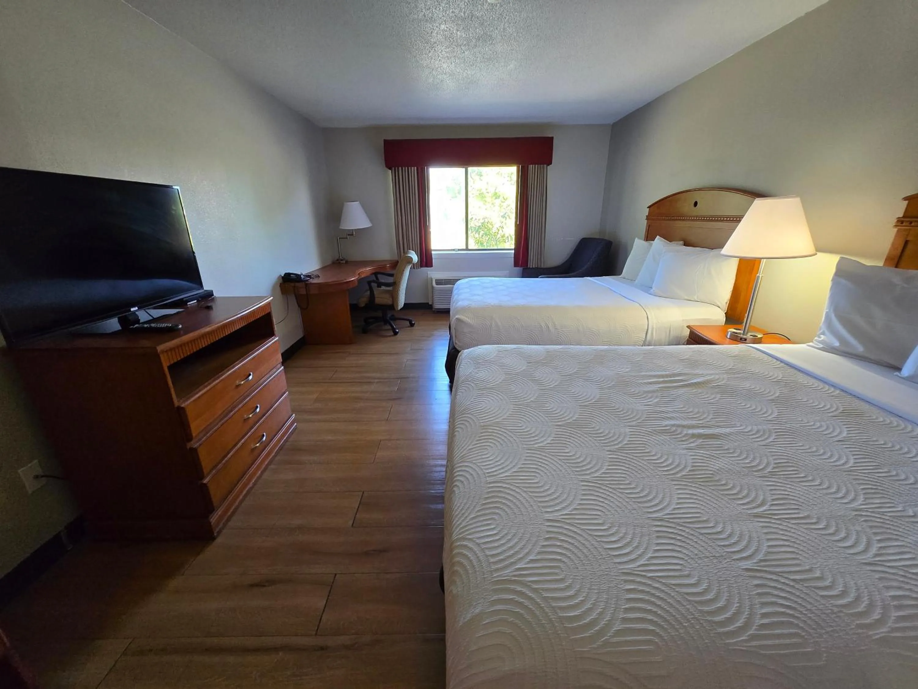 Photo of the whole room, Bed in Fulton Hotel - Oswego Riverfront