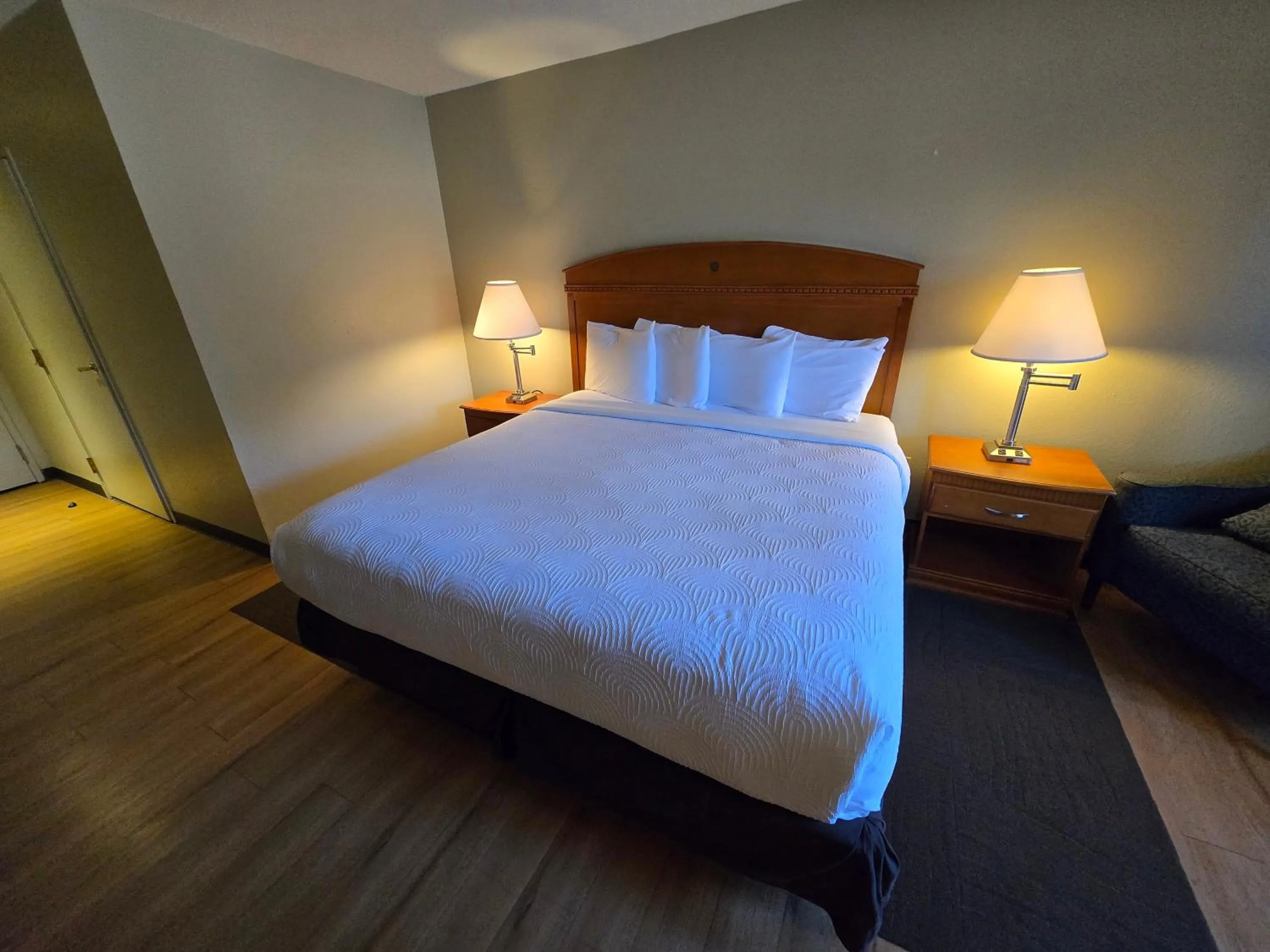 Bed in Fulton Hotel - Oswego Riverfront