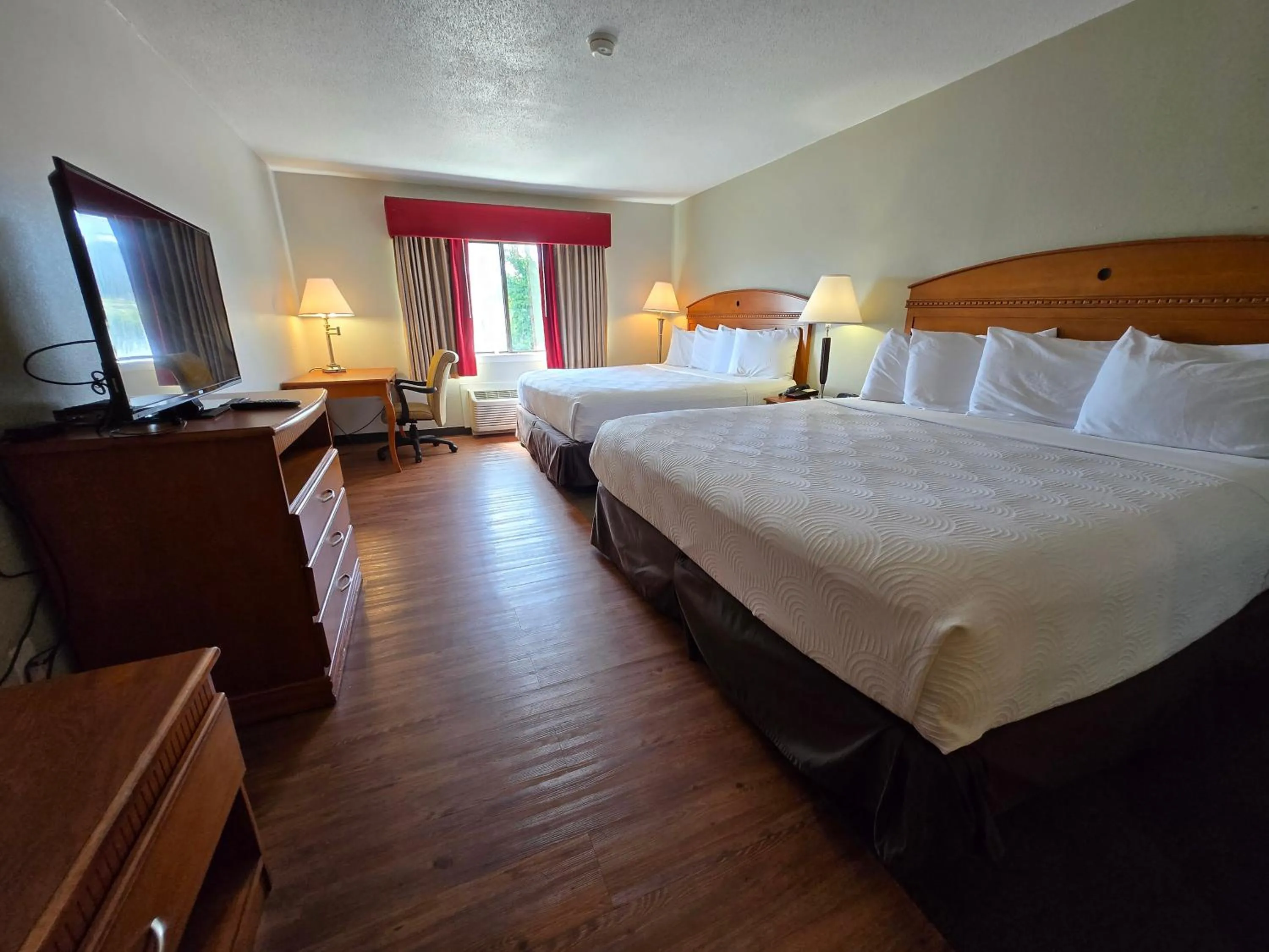 Bedroom, Bed in Fulton Hotel - Oswego Riverfront