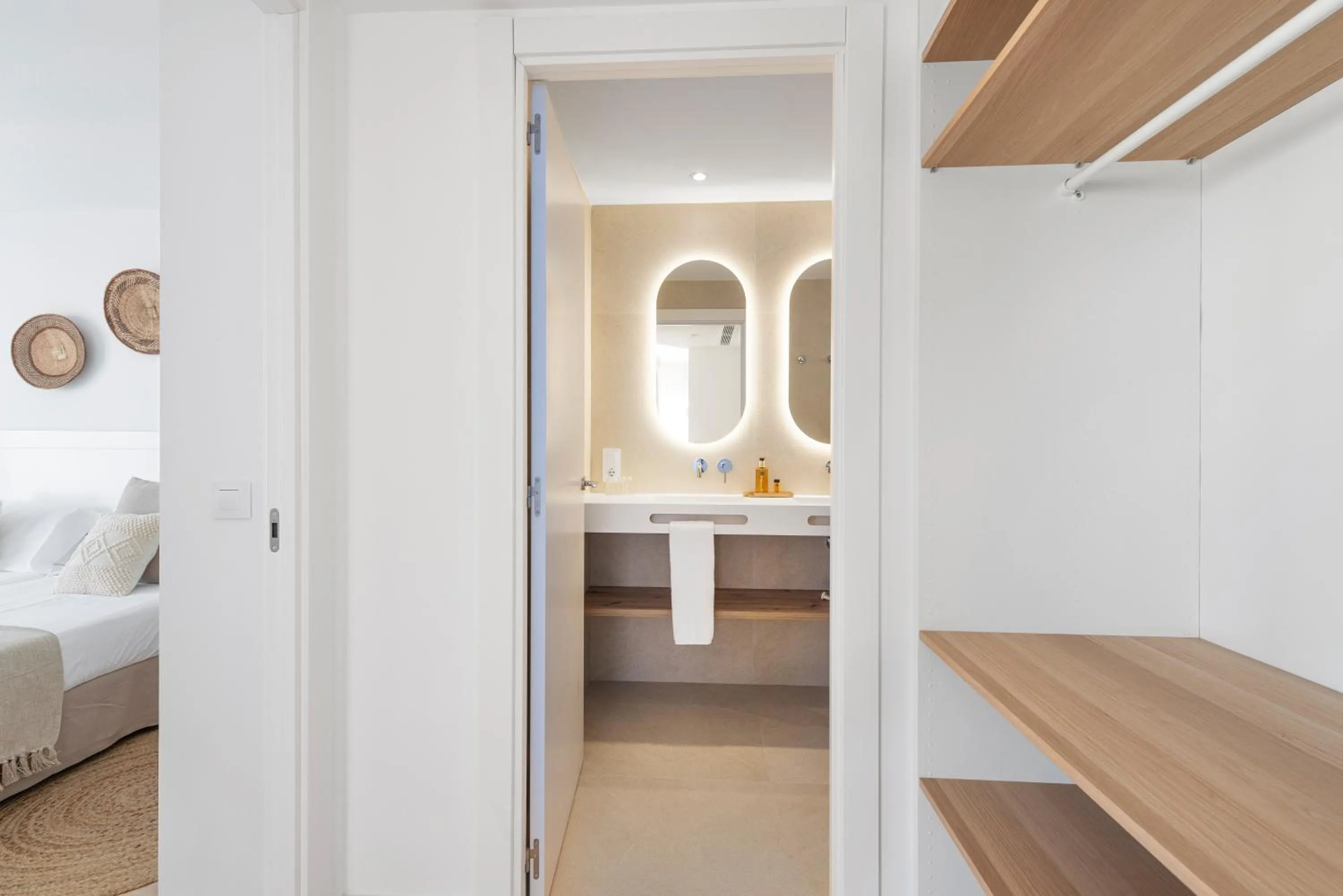 Bathroom, Bed in Bauló Mar Apartments