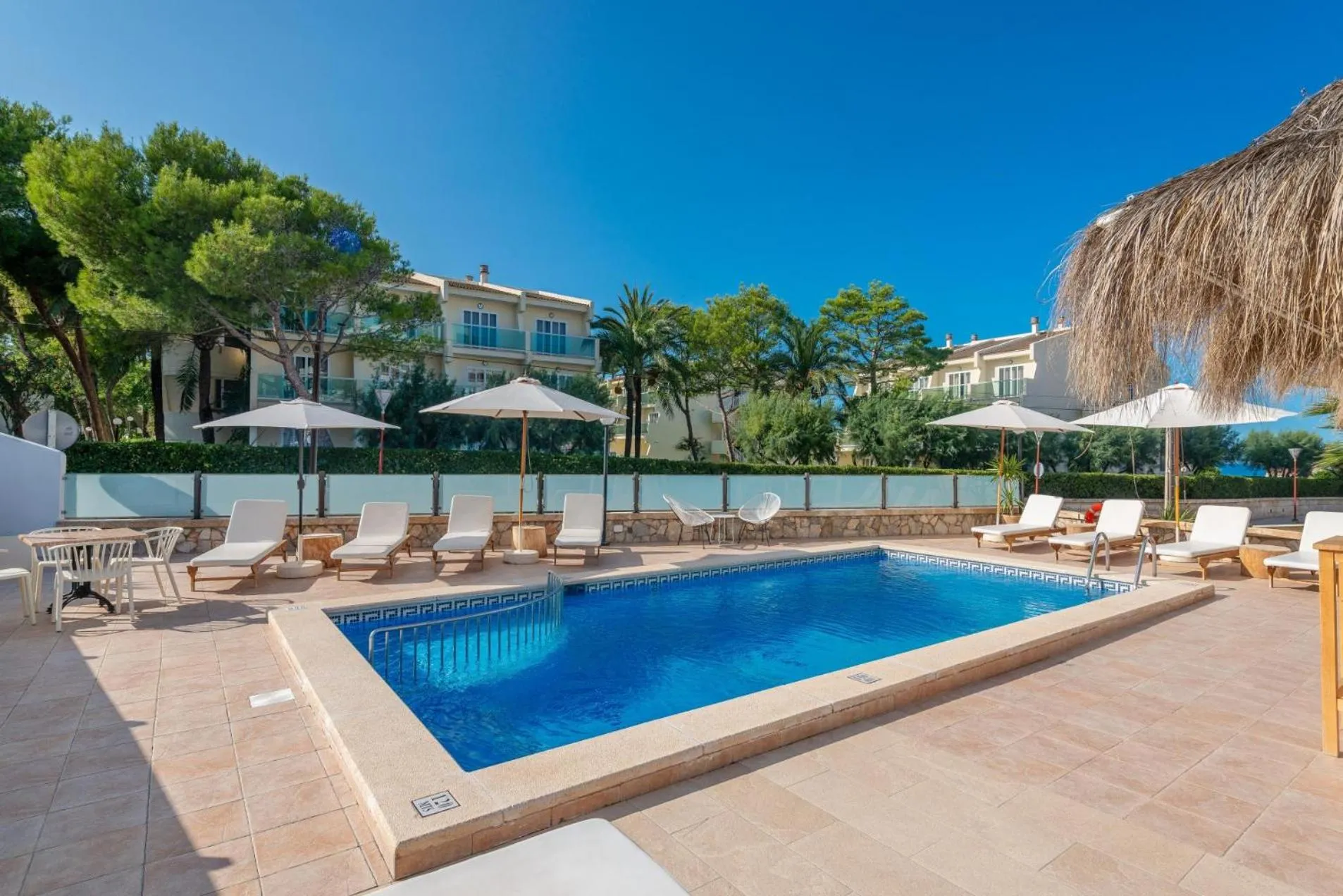 Pool view in Bauló Mar Apartments