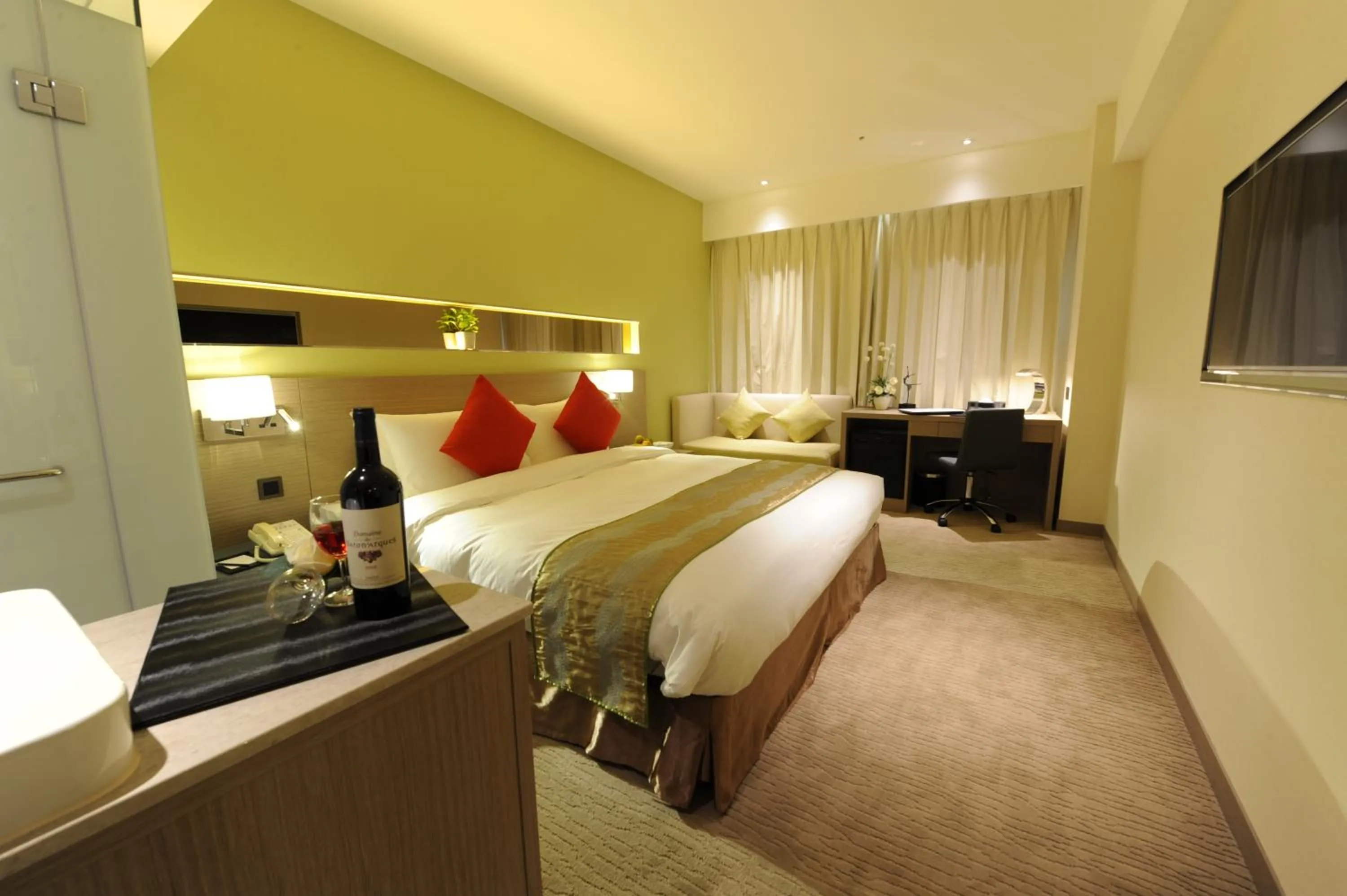 Bedroom, Bed in Kaohsiung International Plaza