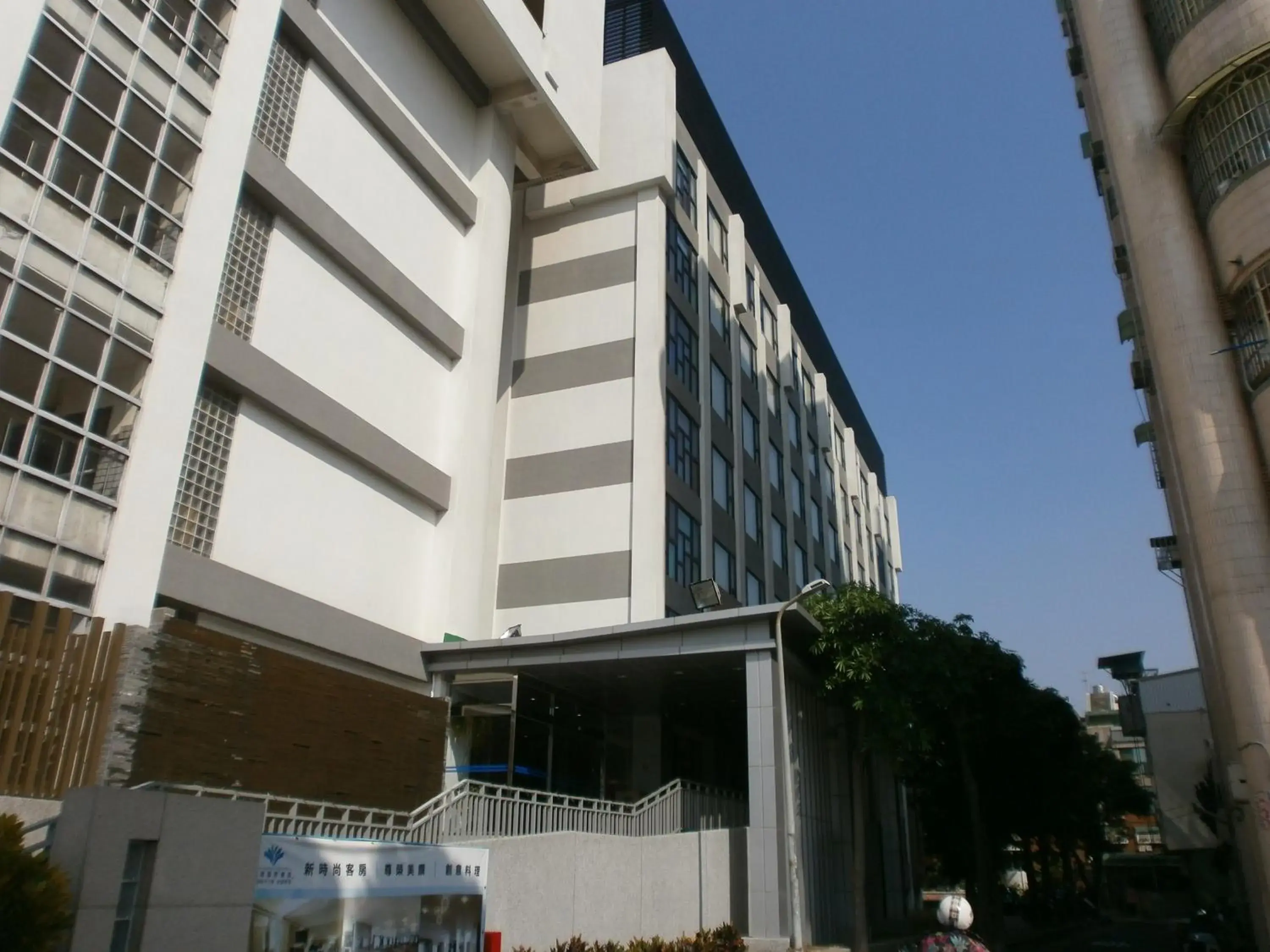 Facade/entrance in Kaohsiung International Plaza Facade/entrance in Kaohsiung International Plaza