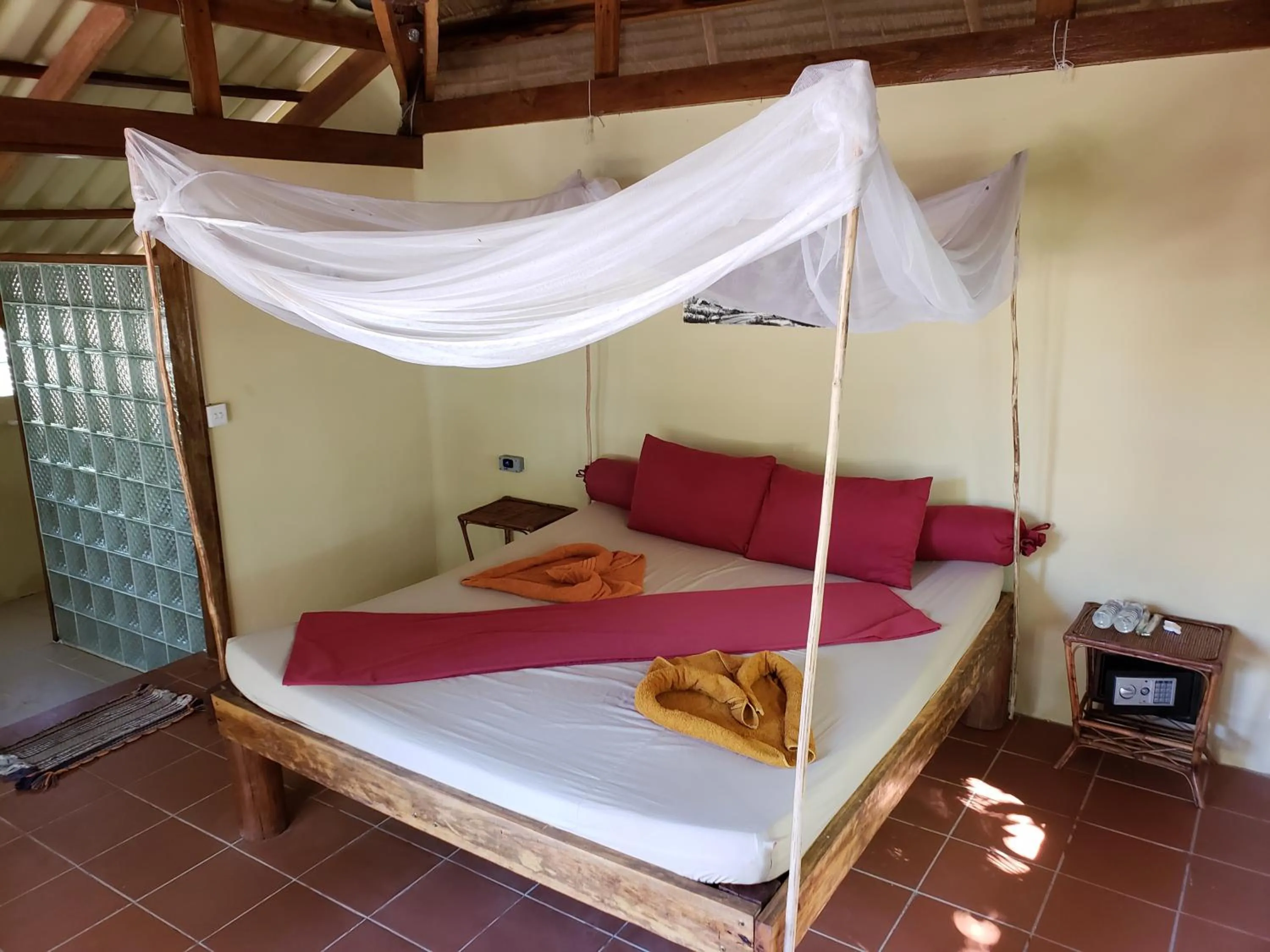 Photo of the whole room, Bed in Sleeping Trees
