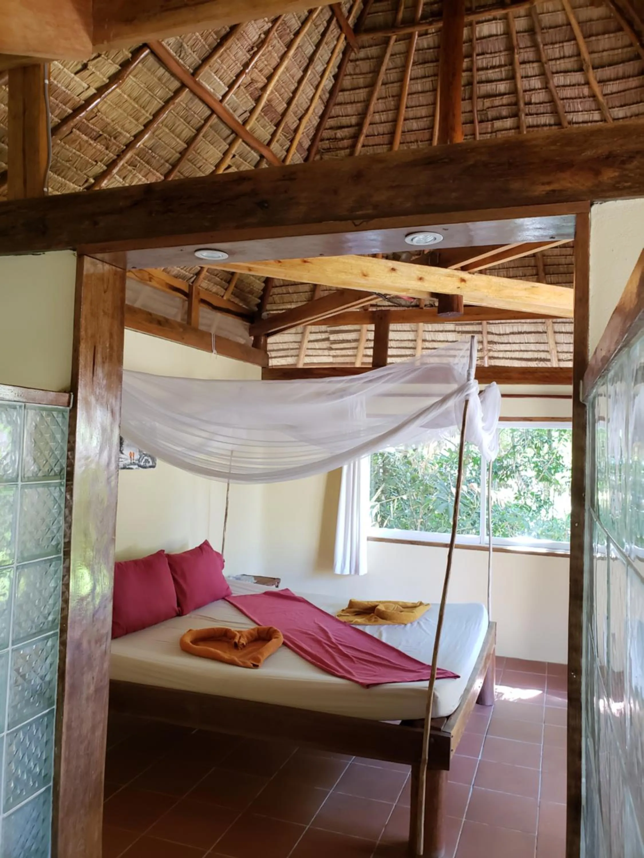 Photo of the whole room, Bed in Sleeping Trees
