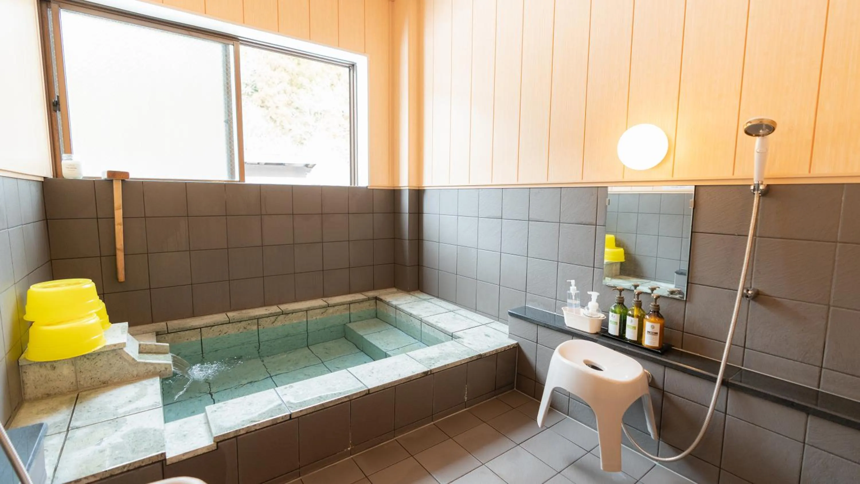 Hot Tub in Nozawa Onsen Azegamikan