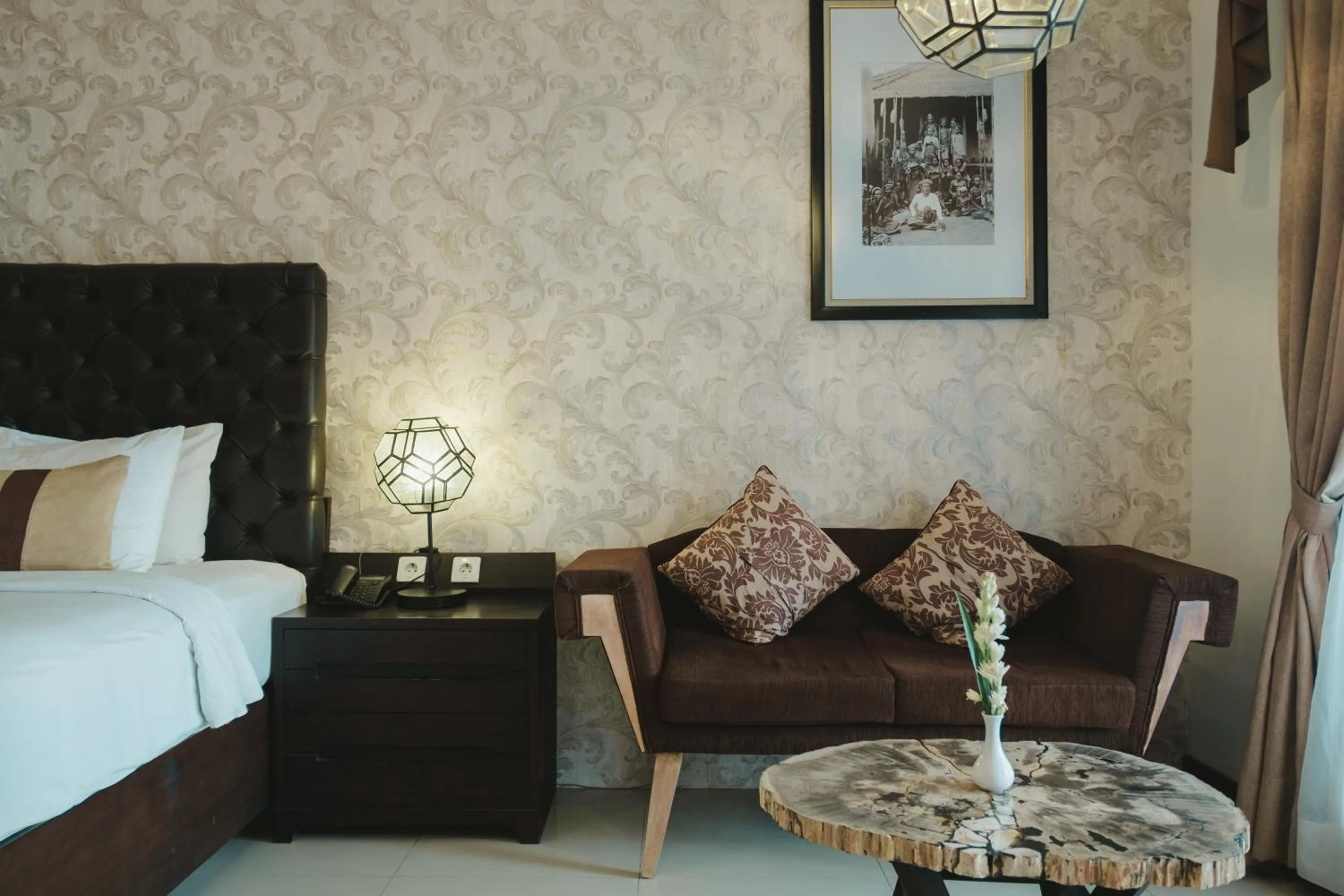 Seating area, Bed in The Visala Boutique Suites Seminyak