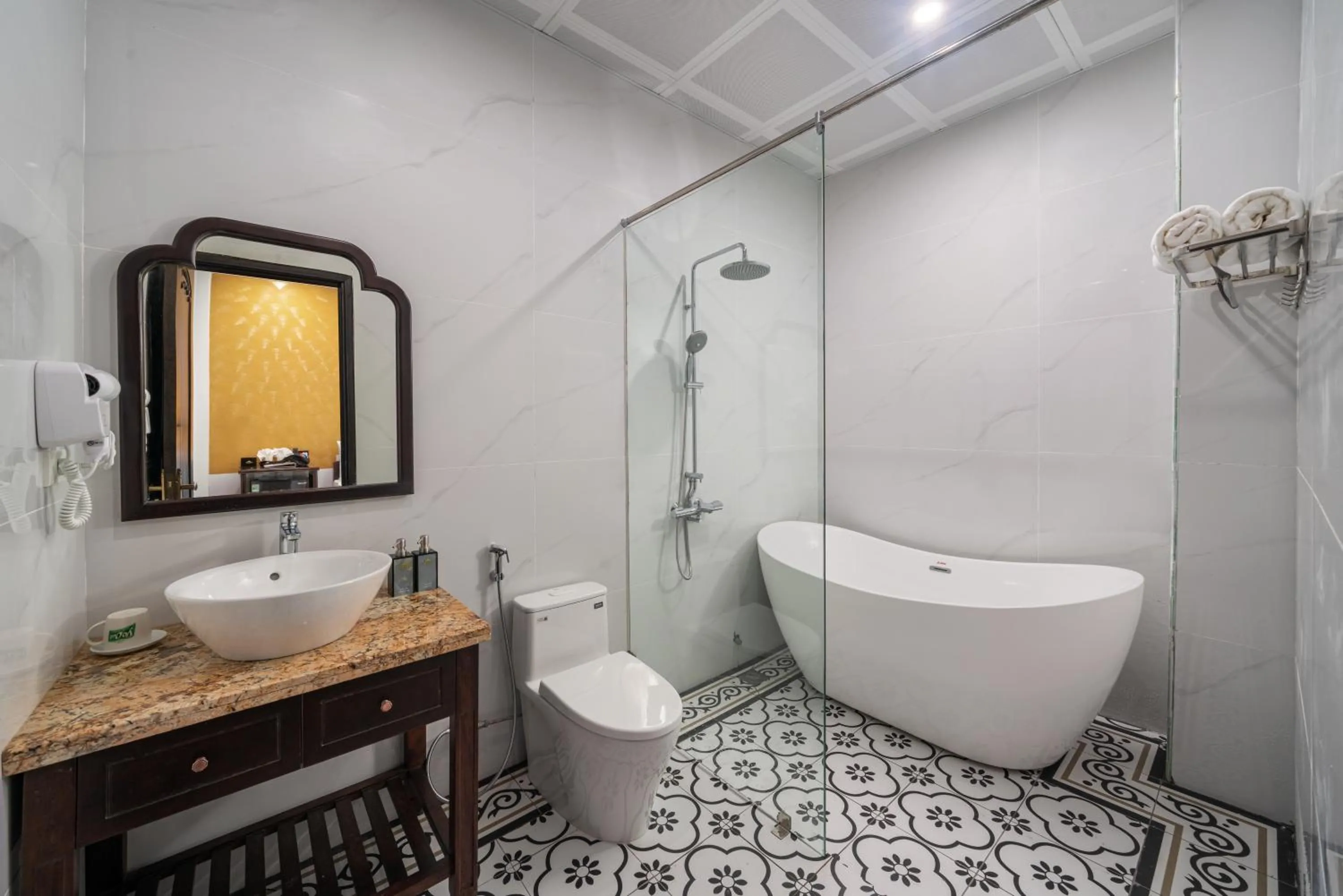 Toilet in Tam Coc Babylon Hotel