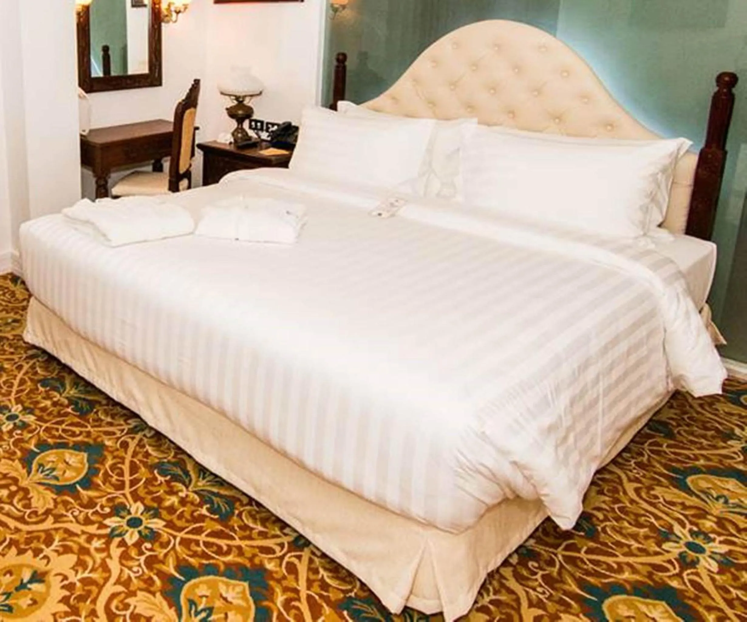 Bedroom, Bed in Hotel Luna Annex