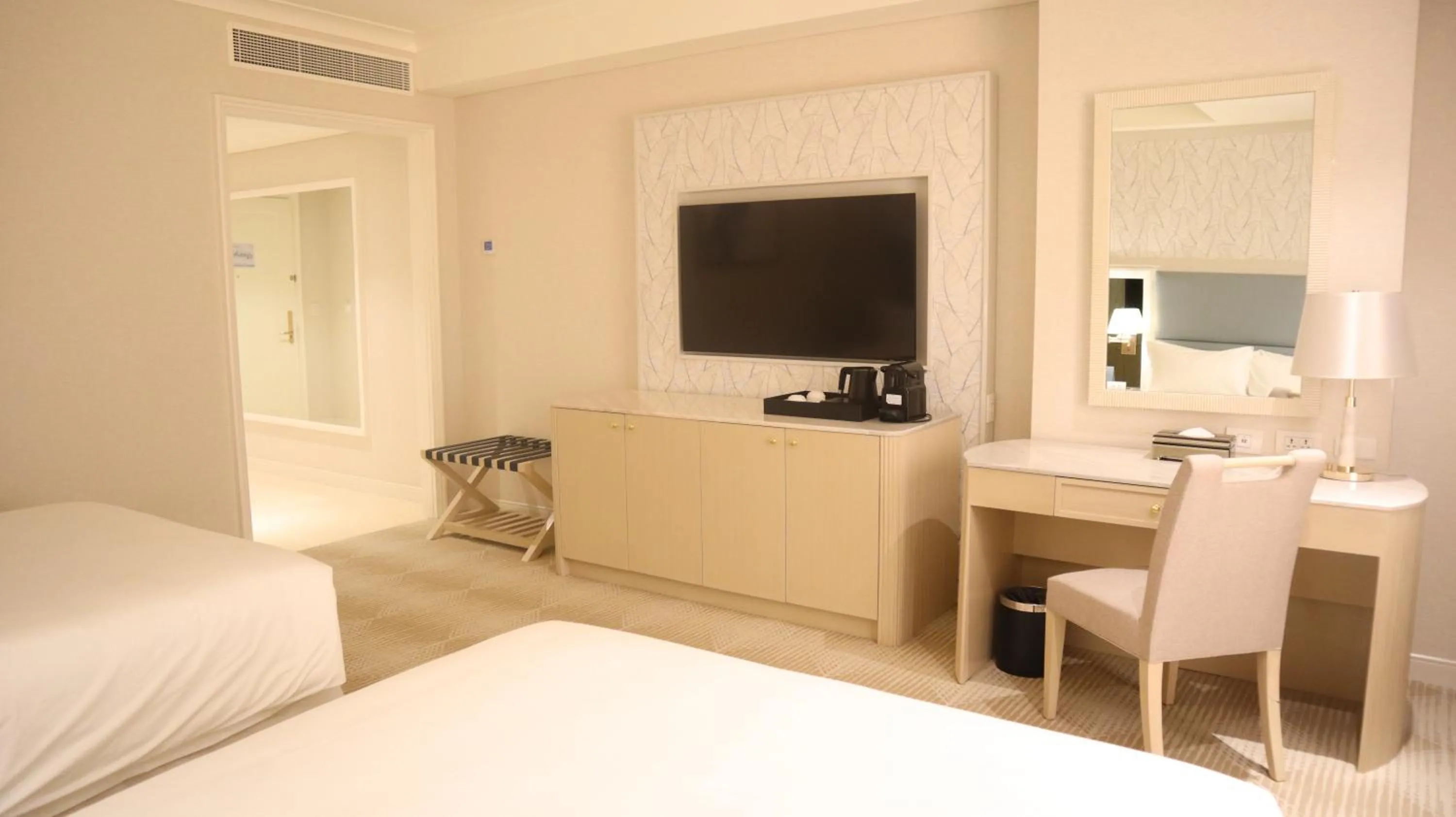 Photo of the whole room, Bed in Royce Hotel & Casino