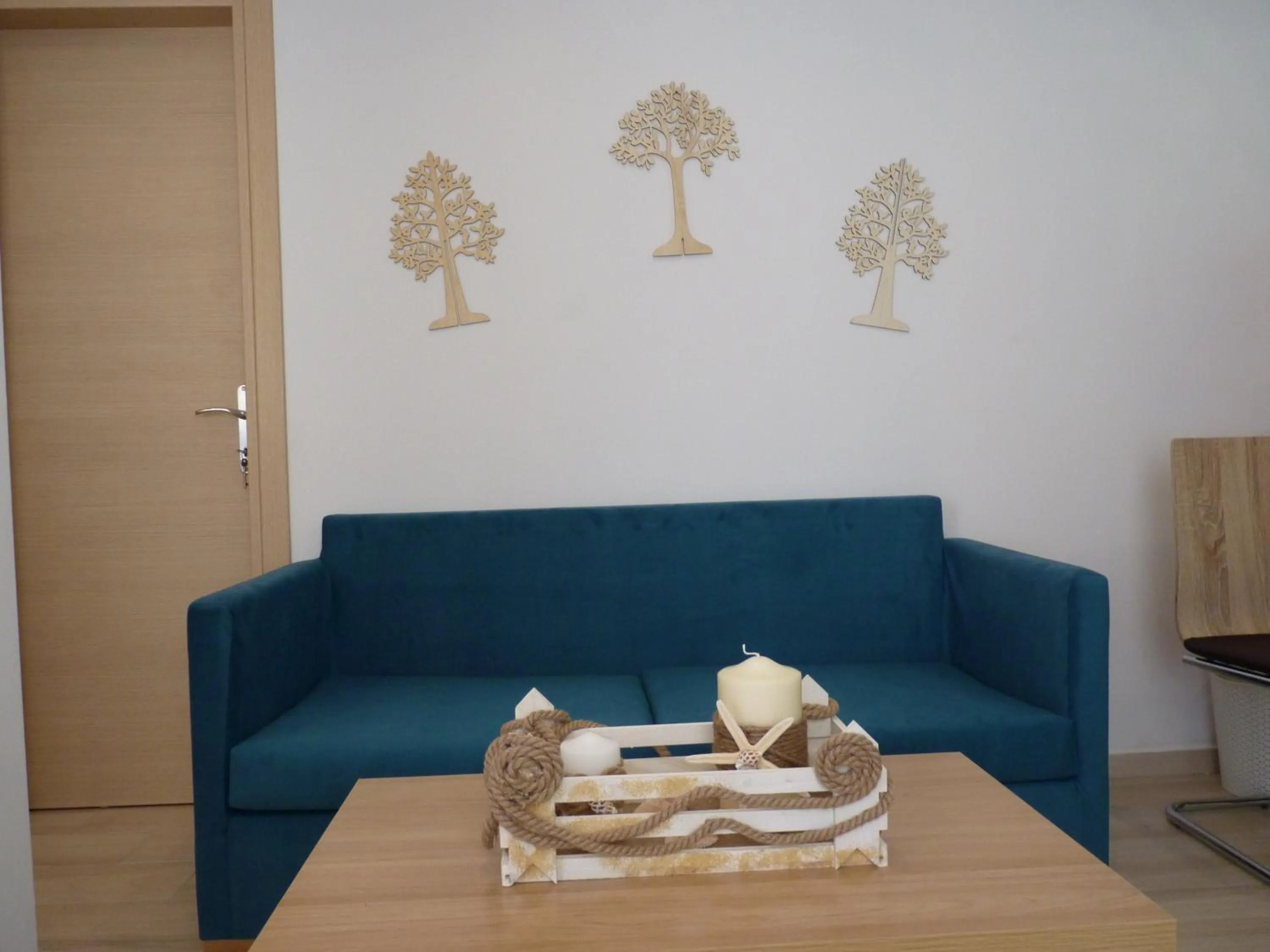 Communal lounge/ TV room in Ilianthos Apartments & Rooms