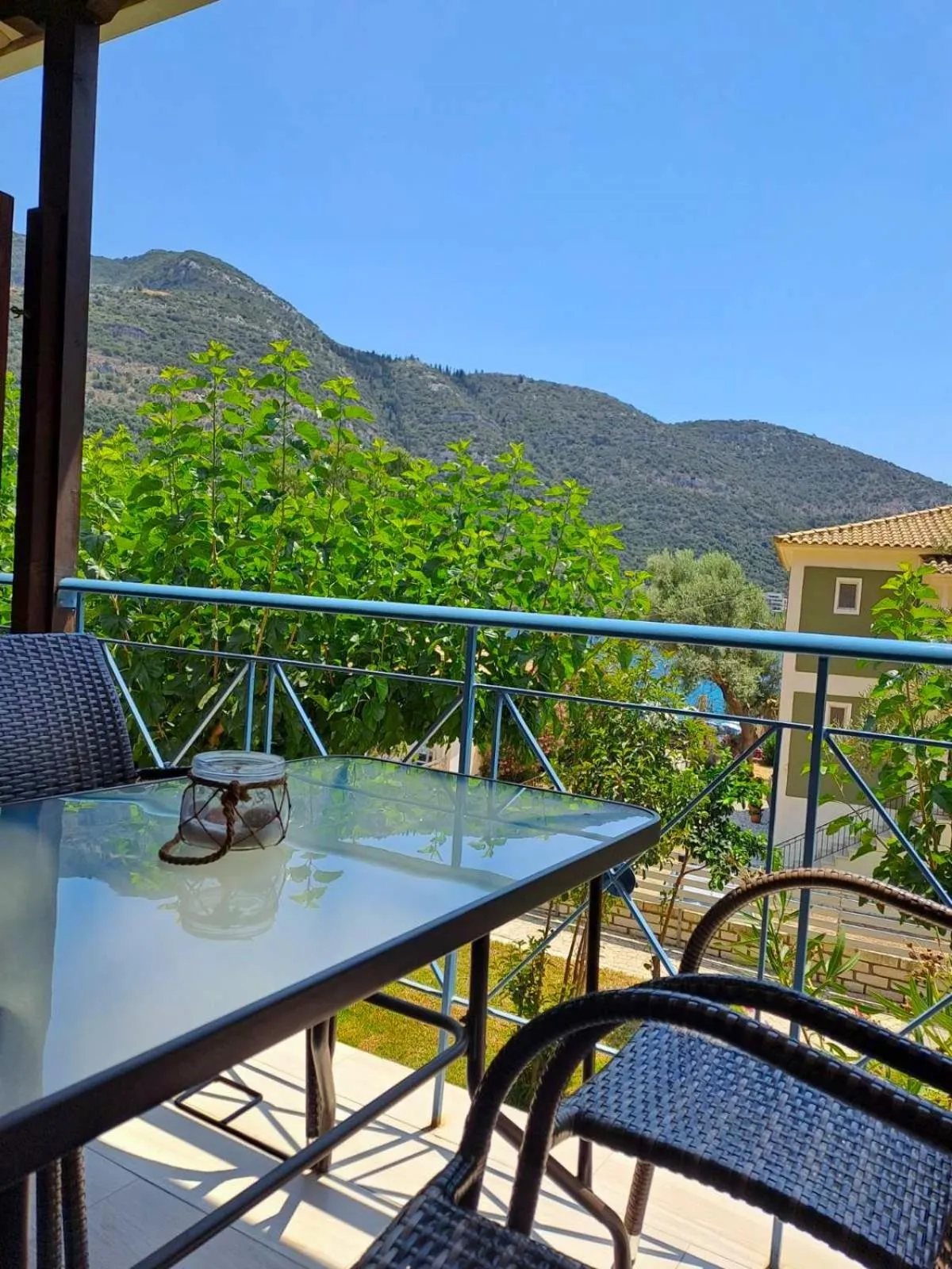 Ilianthos Apartments & Rooms