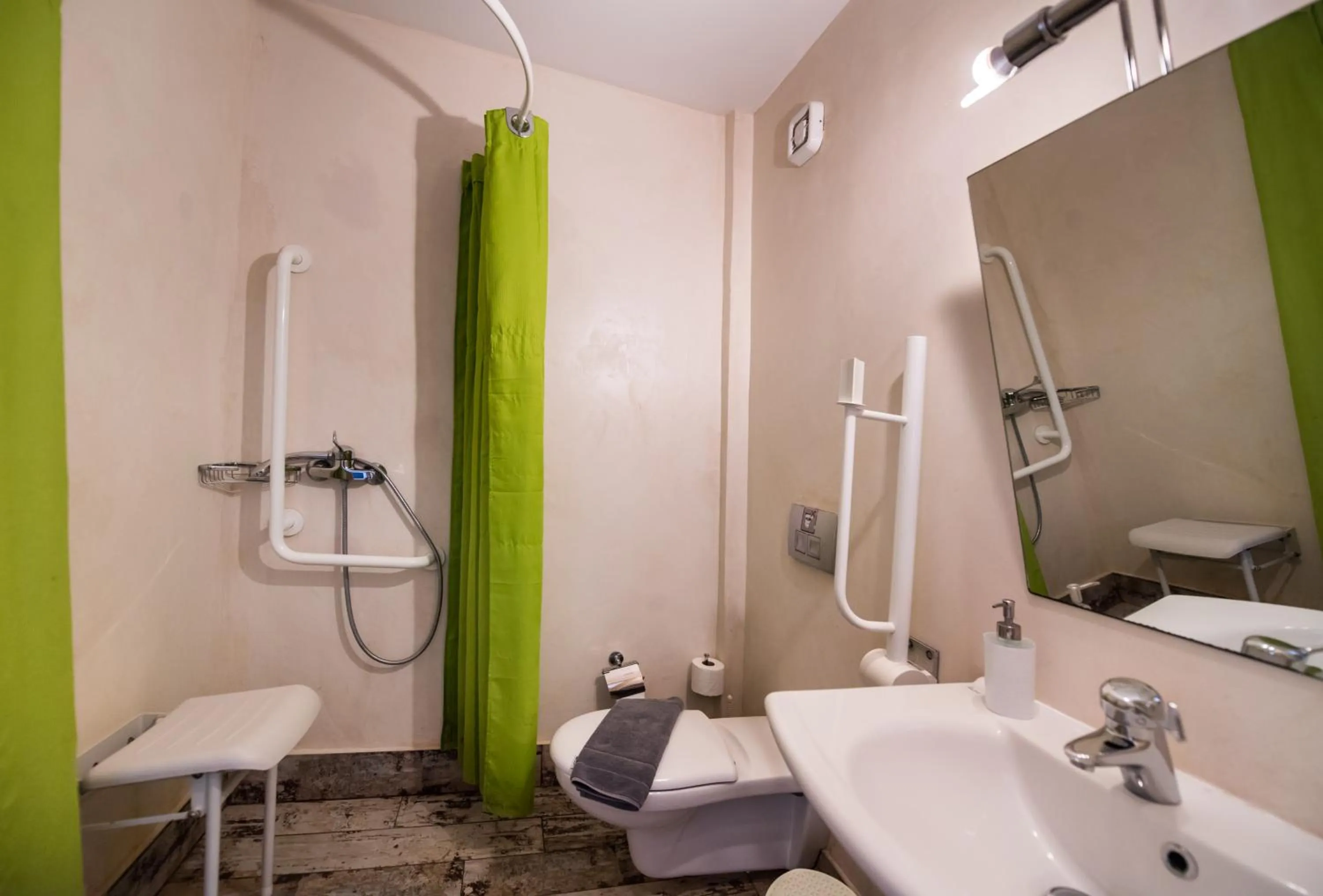 Toilet in Ilianthos Apartments & Rooms