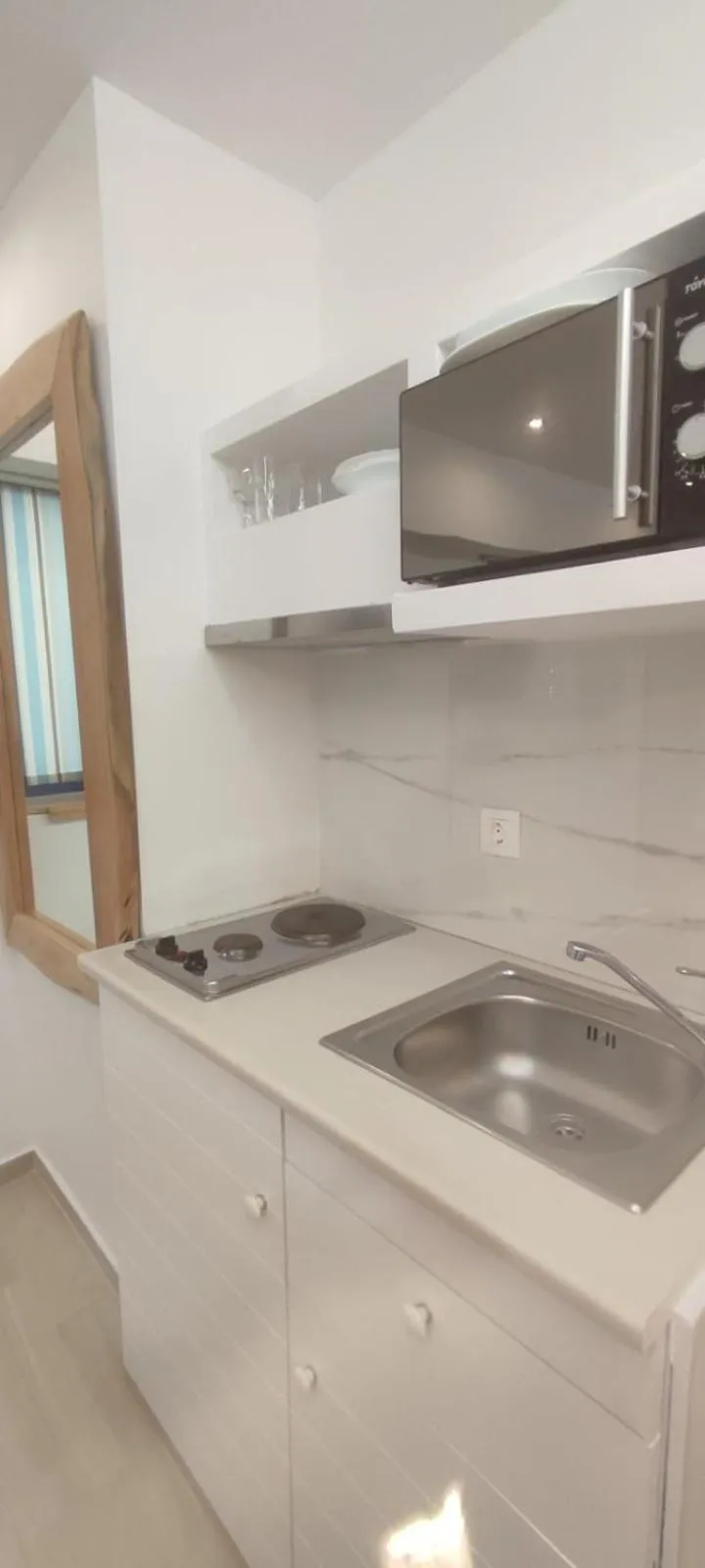 Kitchen or kitchenette in Ilianthos Apartments & Rooms