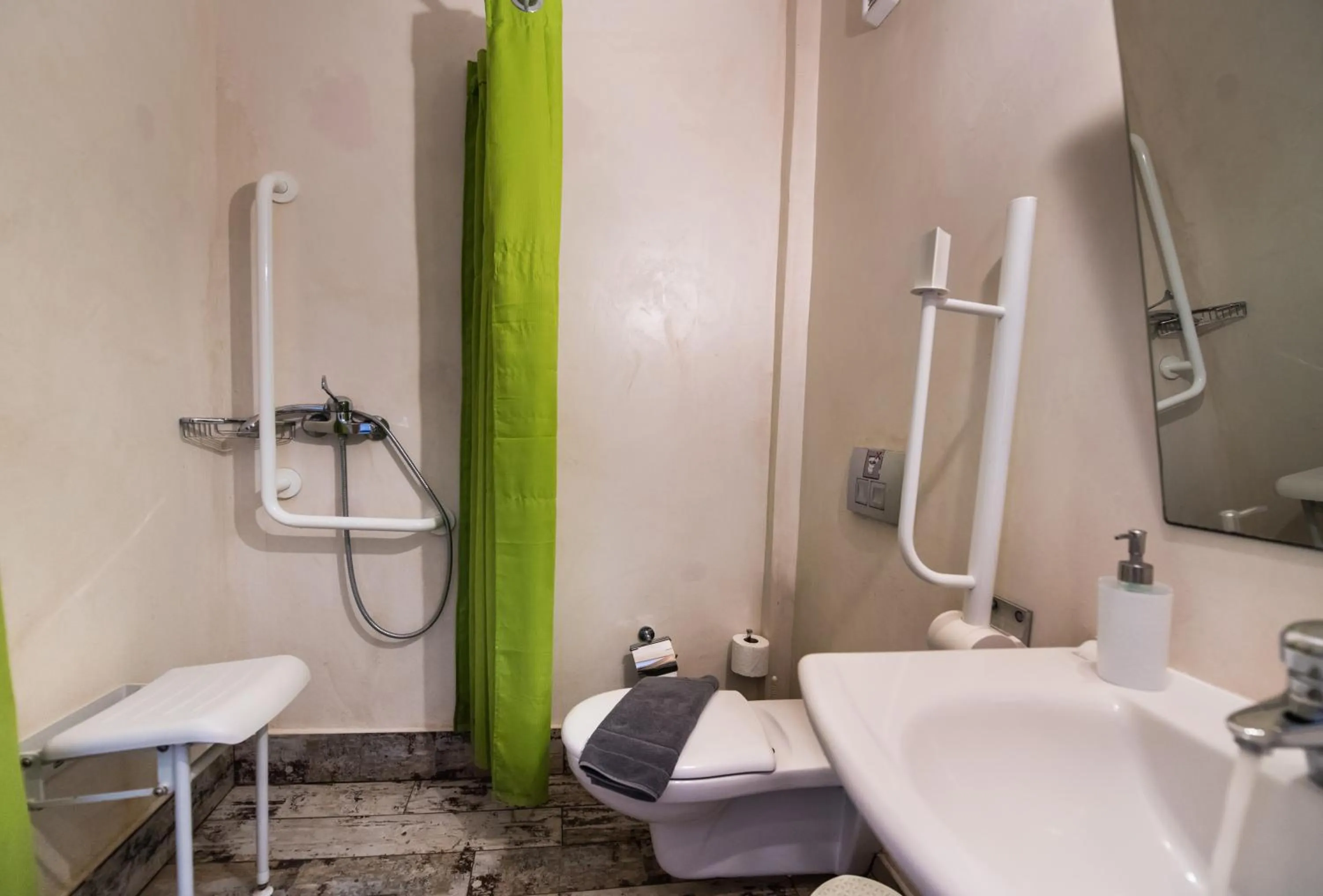 Toilet in Ilianthos Apartments & Rooms