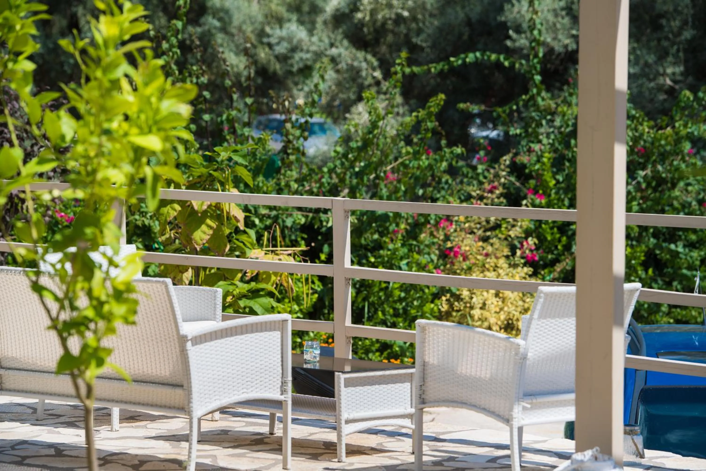 Patio in Ilianthos Apartments & Rooms