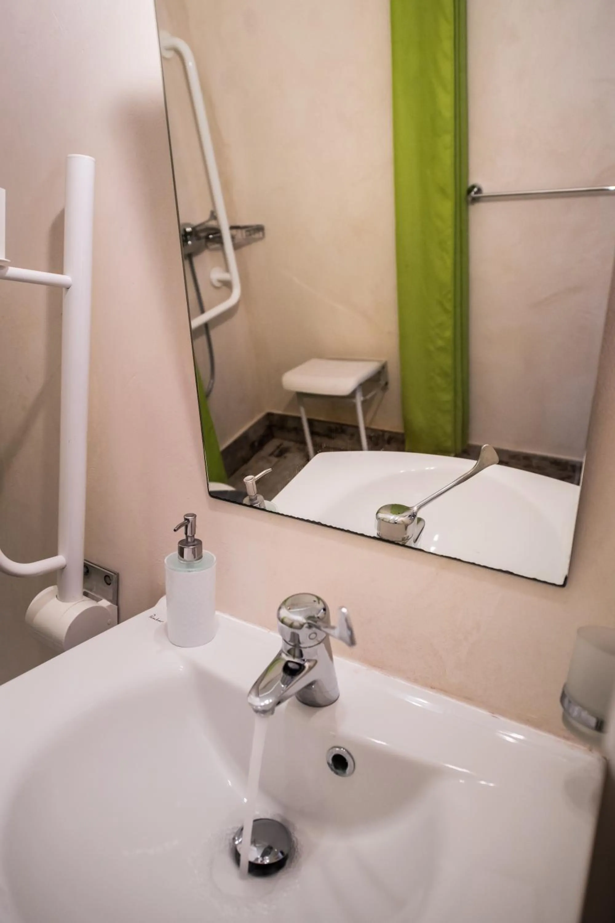 Toilet in Ilianthos Apartments & Rooms