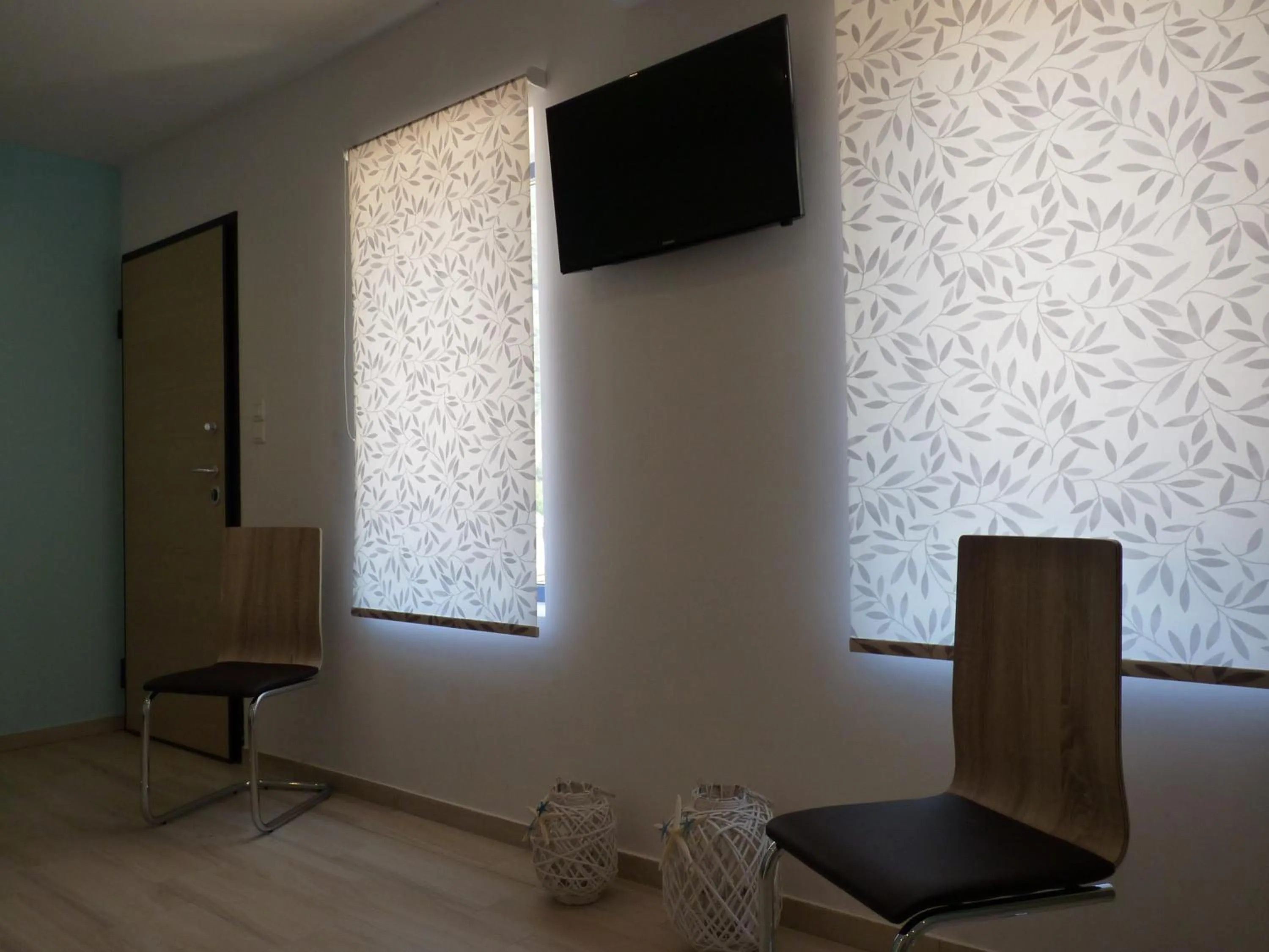 Communal lounge/ TV room in Ilianthos Apartments & Rooms