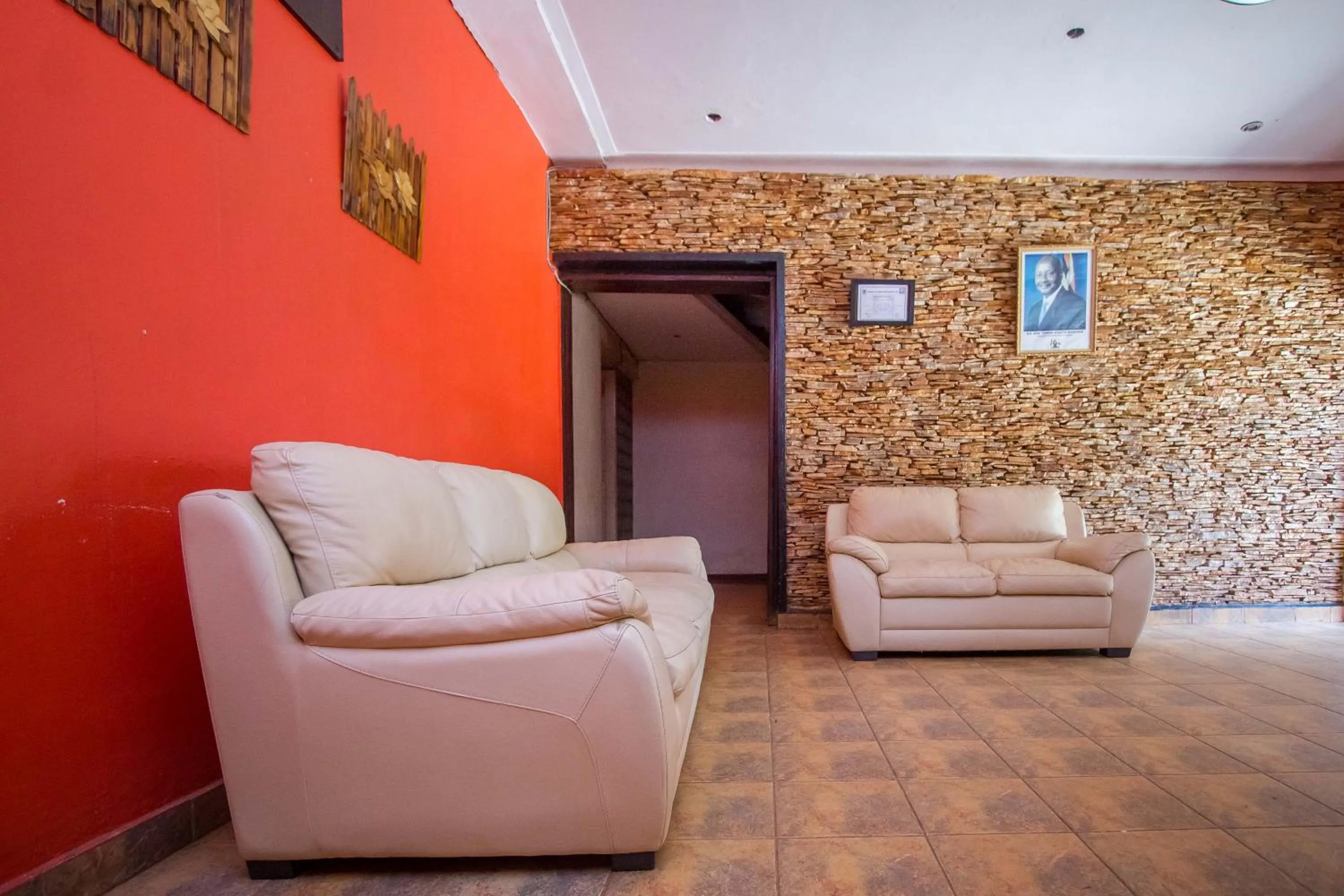 Communal lounge/ TV room in Jinja Safari Hotel