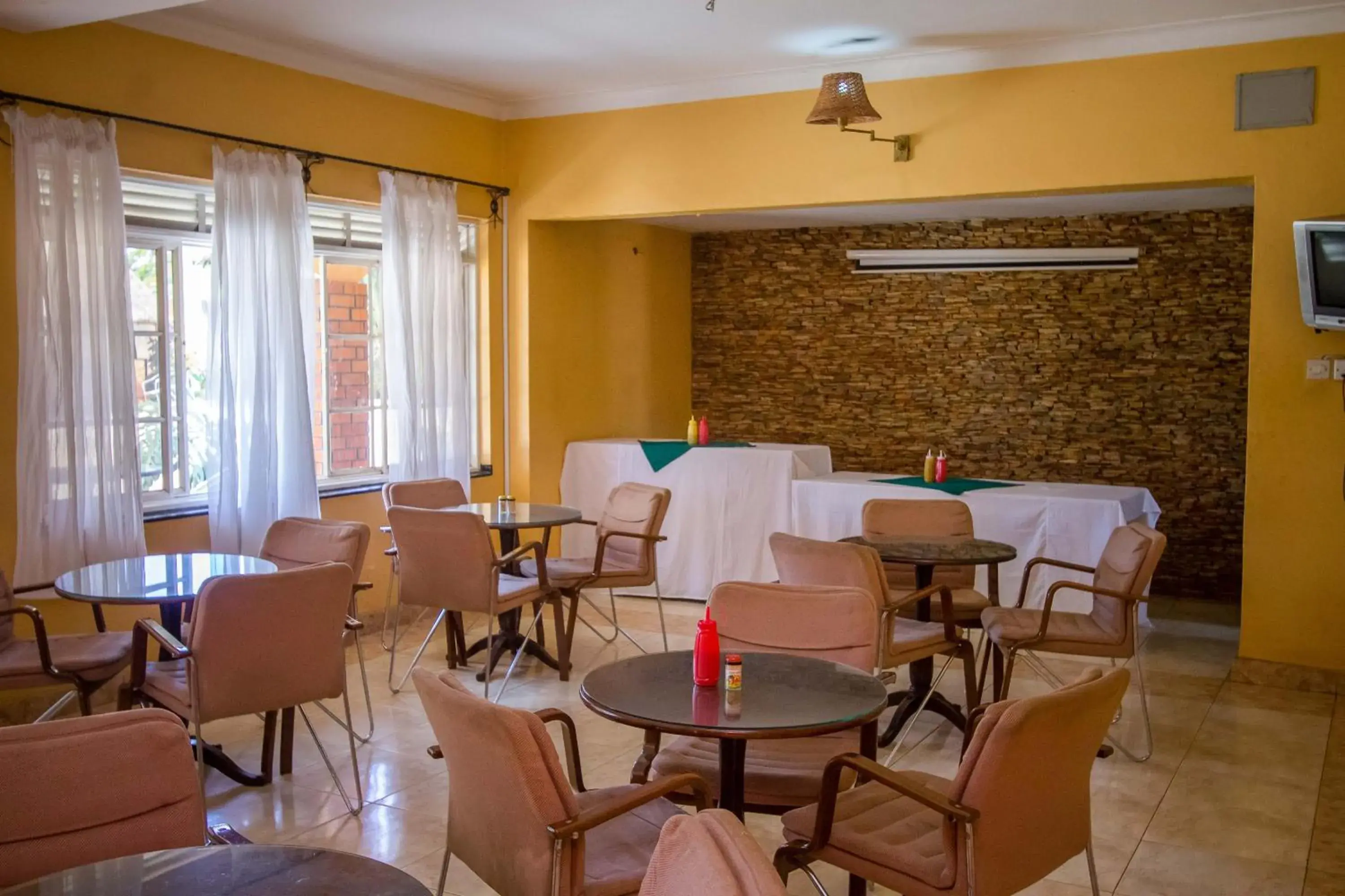 Restaurant/places to eat in Jinja Safari Hotel Restaurant/places to eat in Jinja Safari Hotel