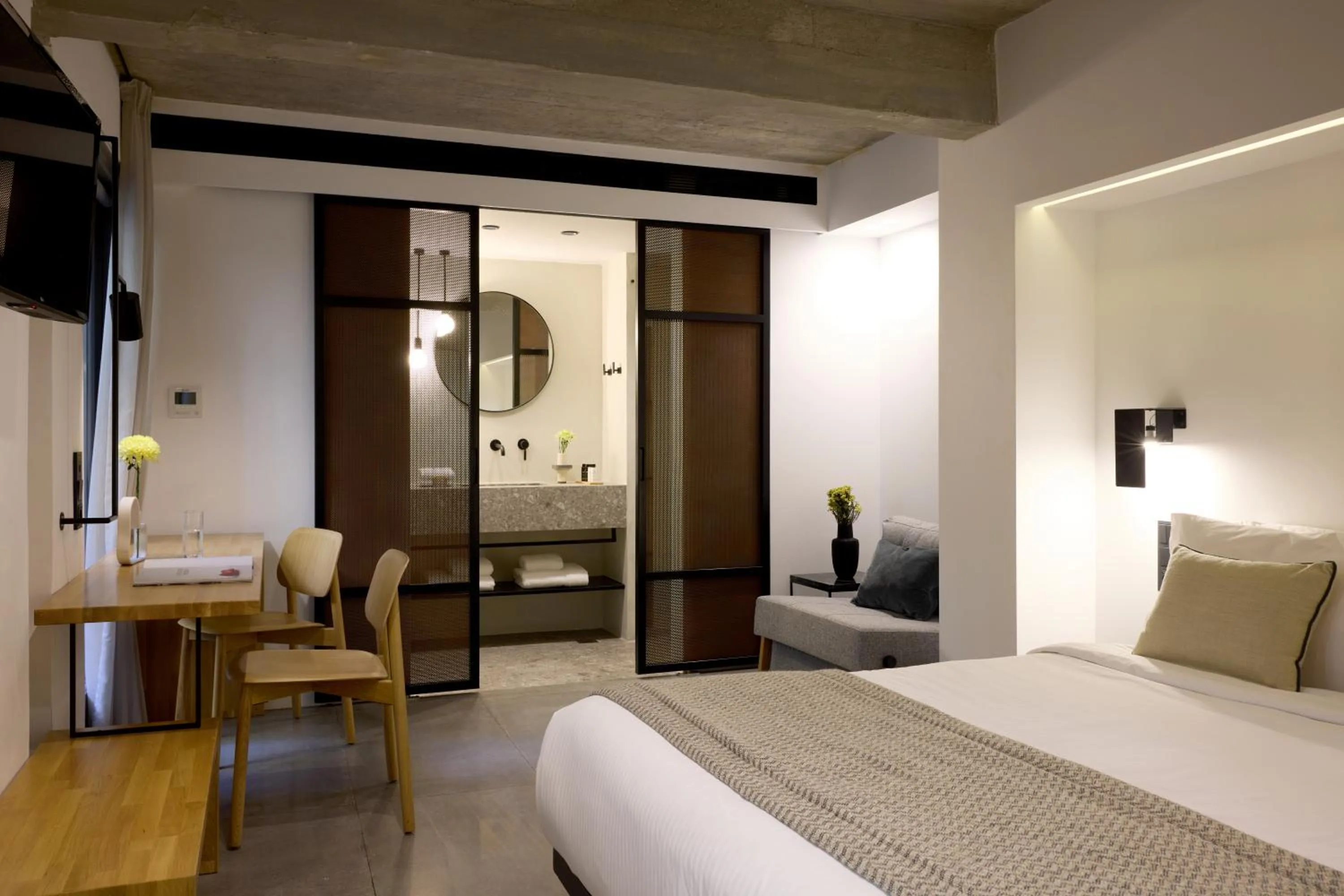 Photo of the whole room, Bed in InnAthens