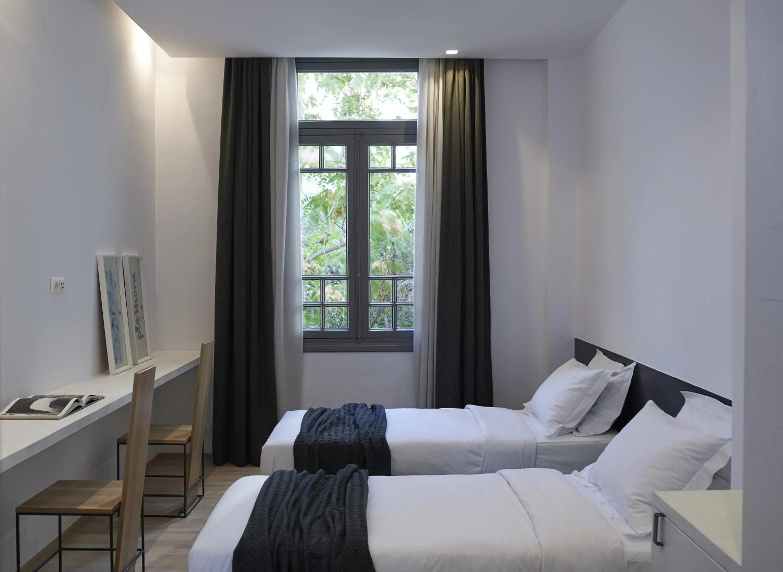 Day, Bed in InnAthens