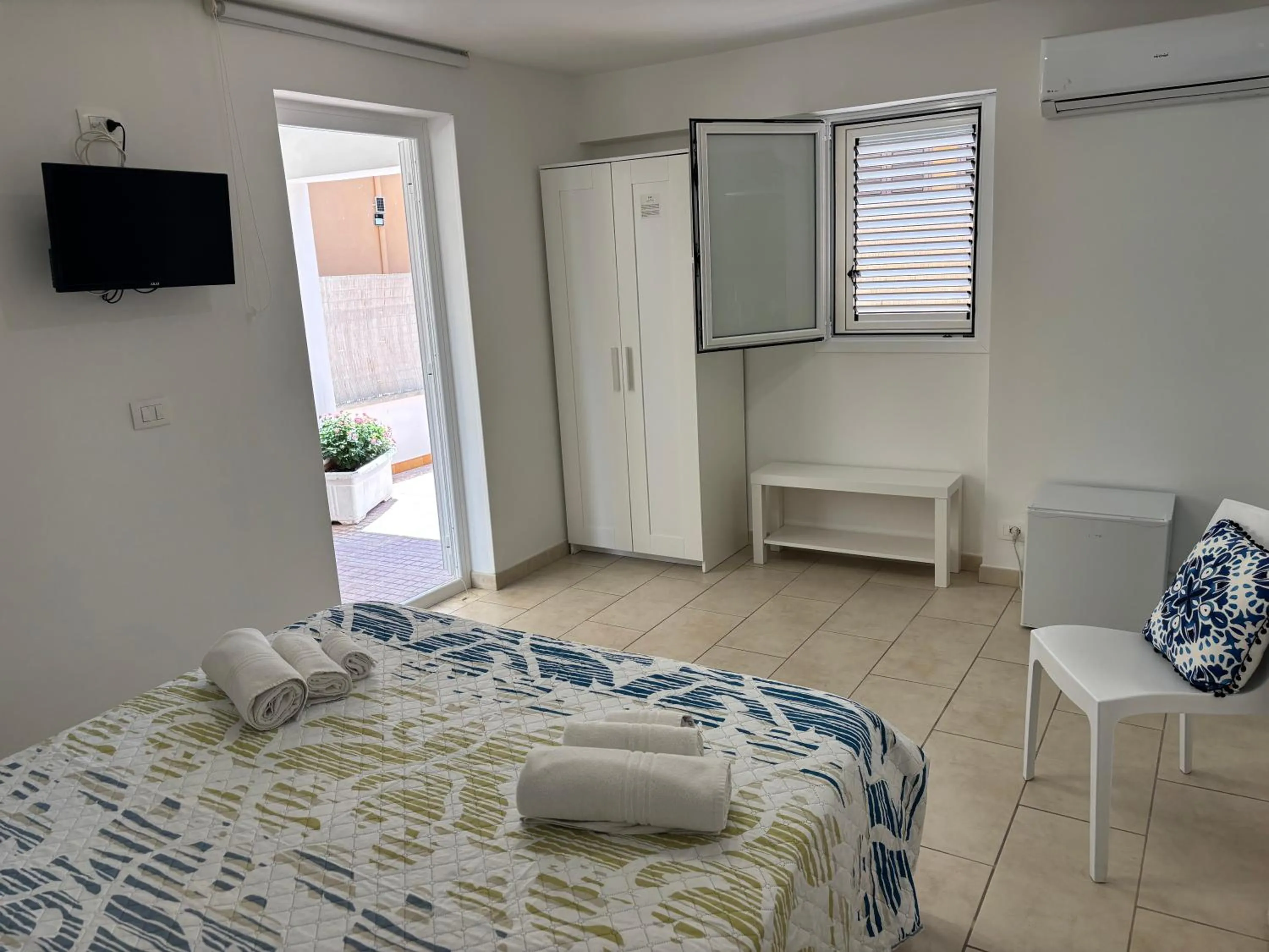TV and multimedia, Bed in Le Torrette Rooms and Apartments
