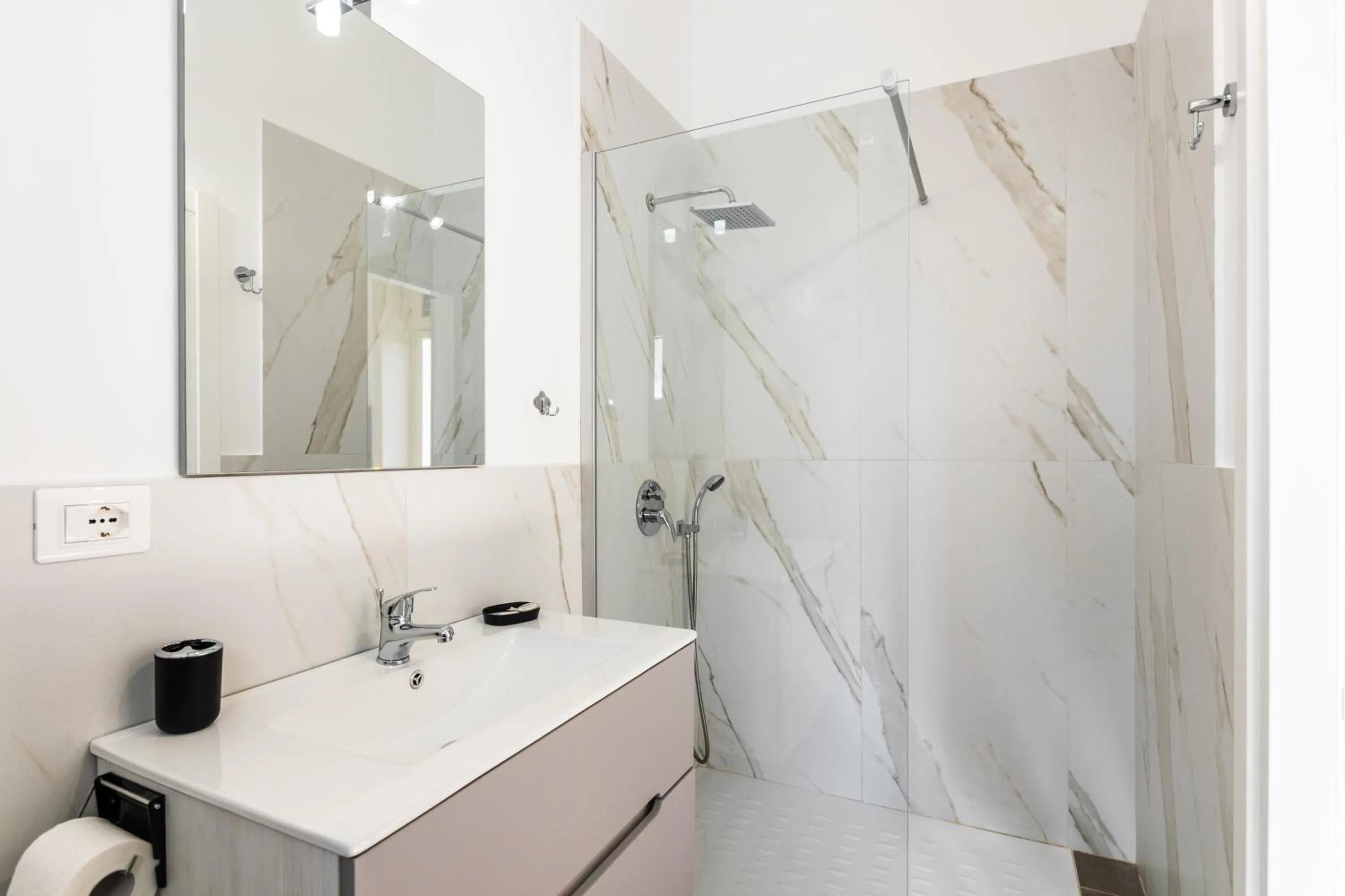 Shower in Le Torrette Rooms and Apartments