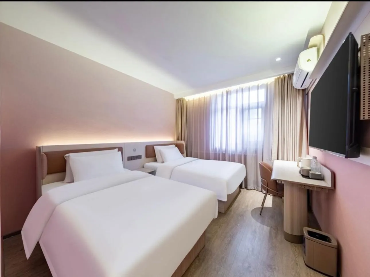 Bed in Hanting Hotel Beijing Tiananmen Square