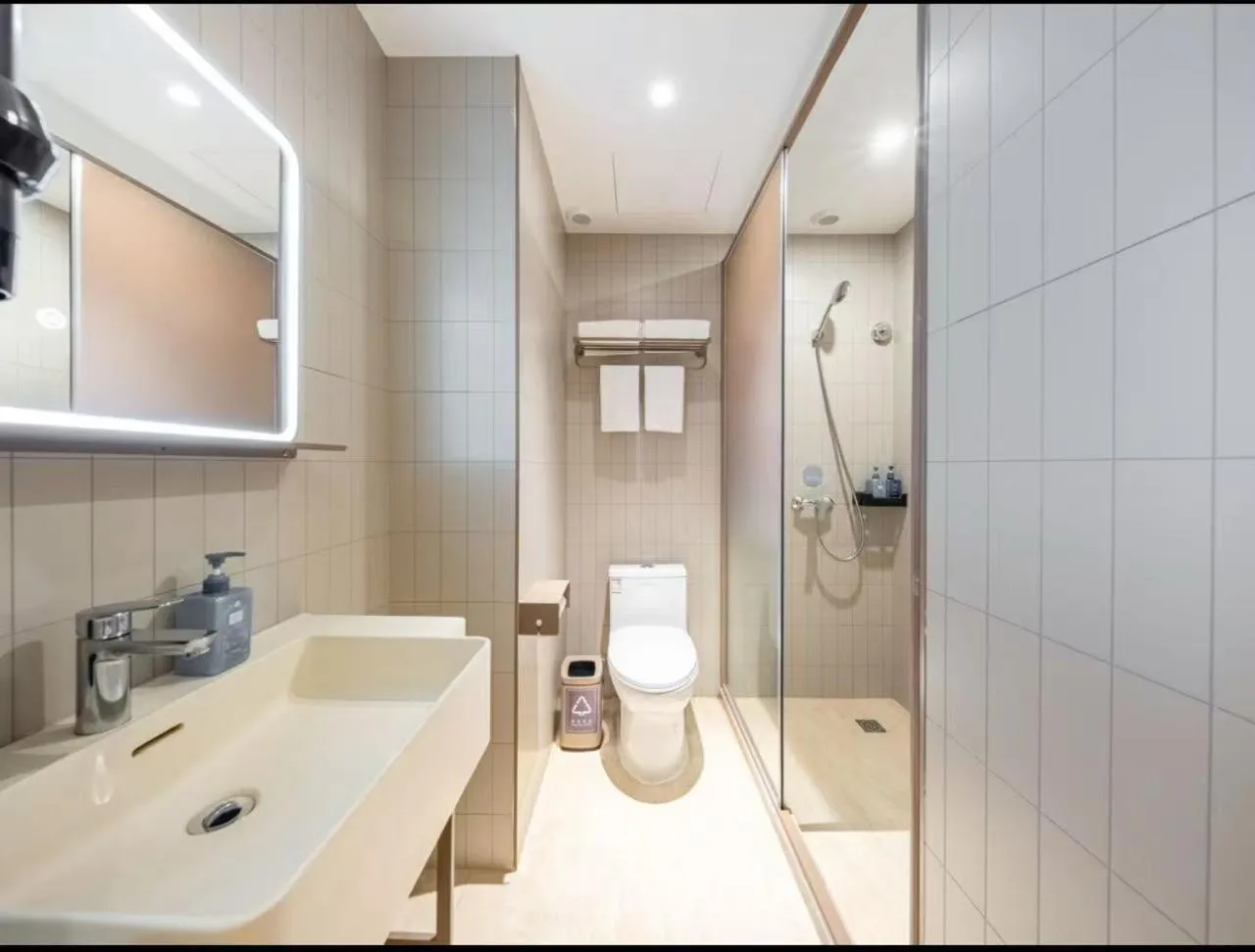 Toilet in Hanting Hotel Beijing Tiananmen Square