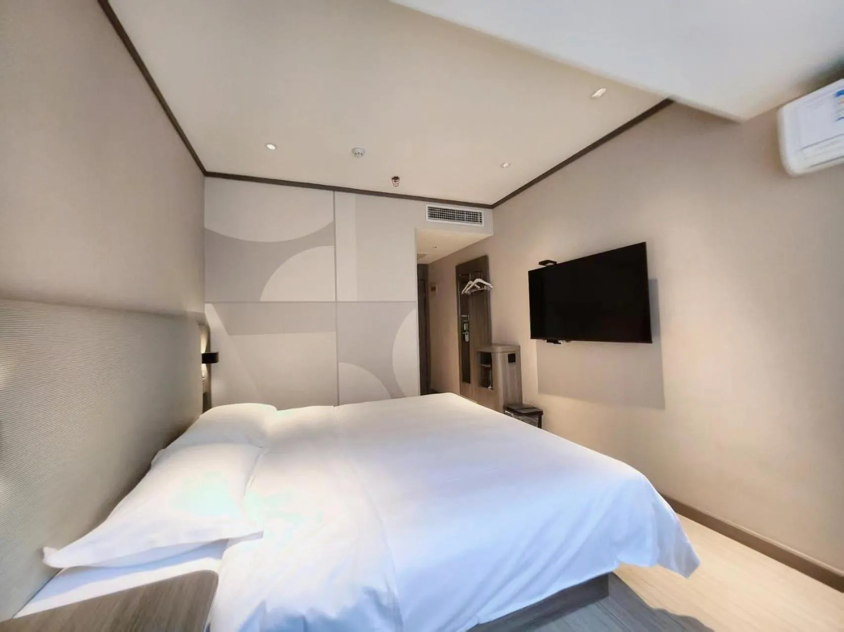 TV and multimedia, Bed in Hanting Hotel Beijing Fuchengmen Fuwai Hospital