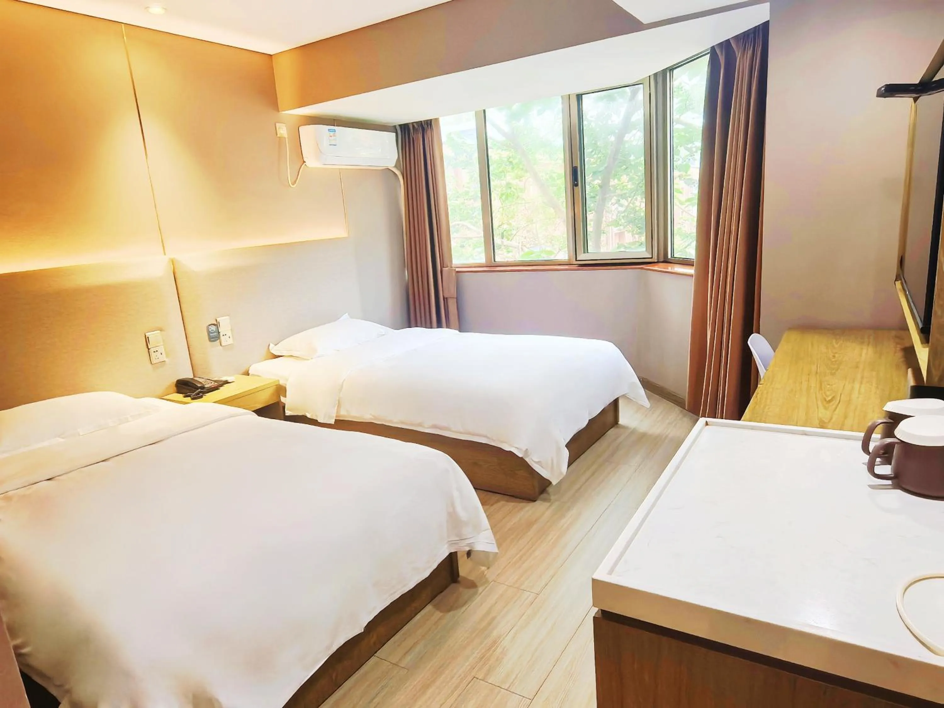 Bedroom, Bed in Hanting Hotel Beijing Fuchengmen Fuwai Hospital