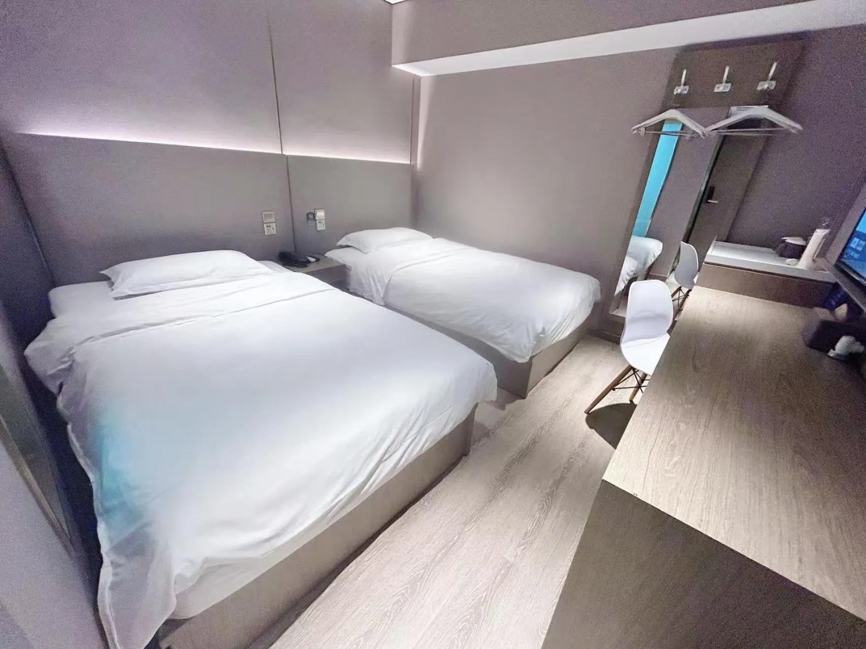 Photo of the whole room, Bed in Hanting Hotel Beijing Fuchengmen Fuwai Hospital