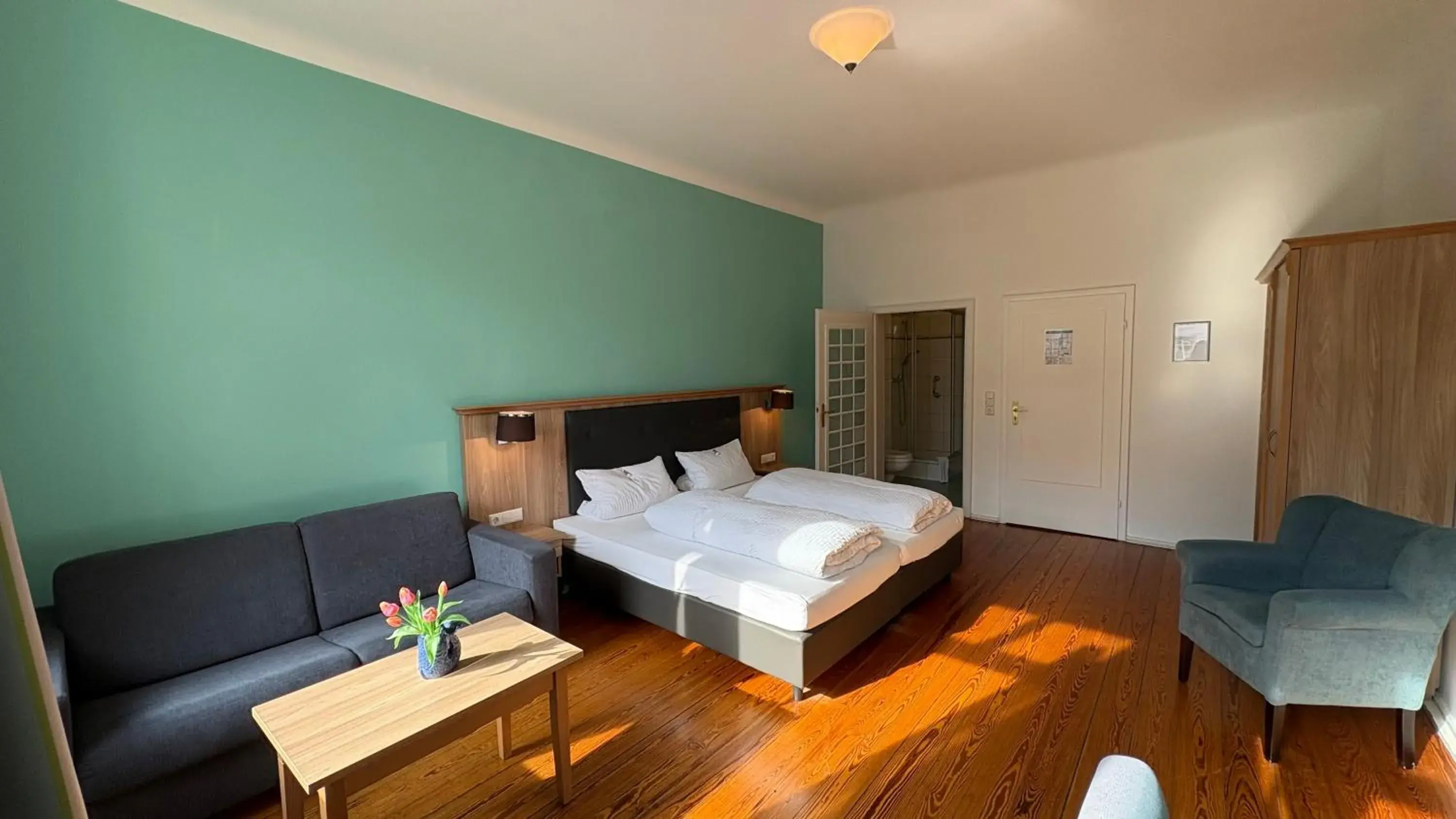 Triple Room with City View - single occupancy in Hotel Am Kornmarkt Triple Room with City View - single occupancy in Hotel Am Kornmarkt