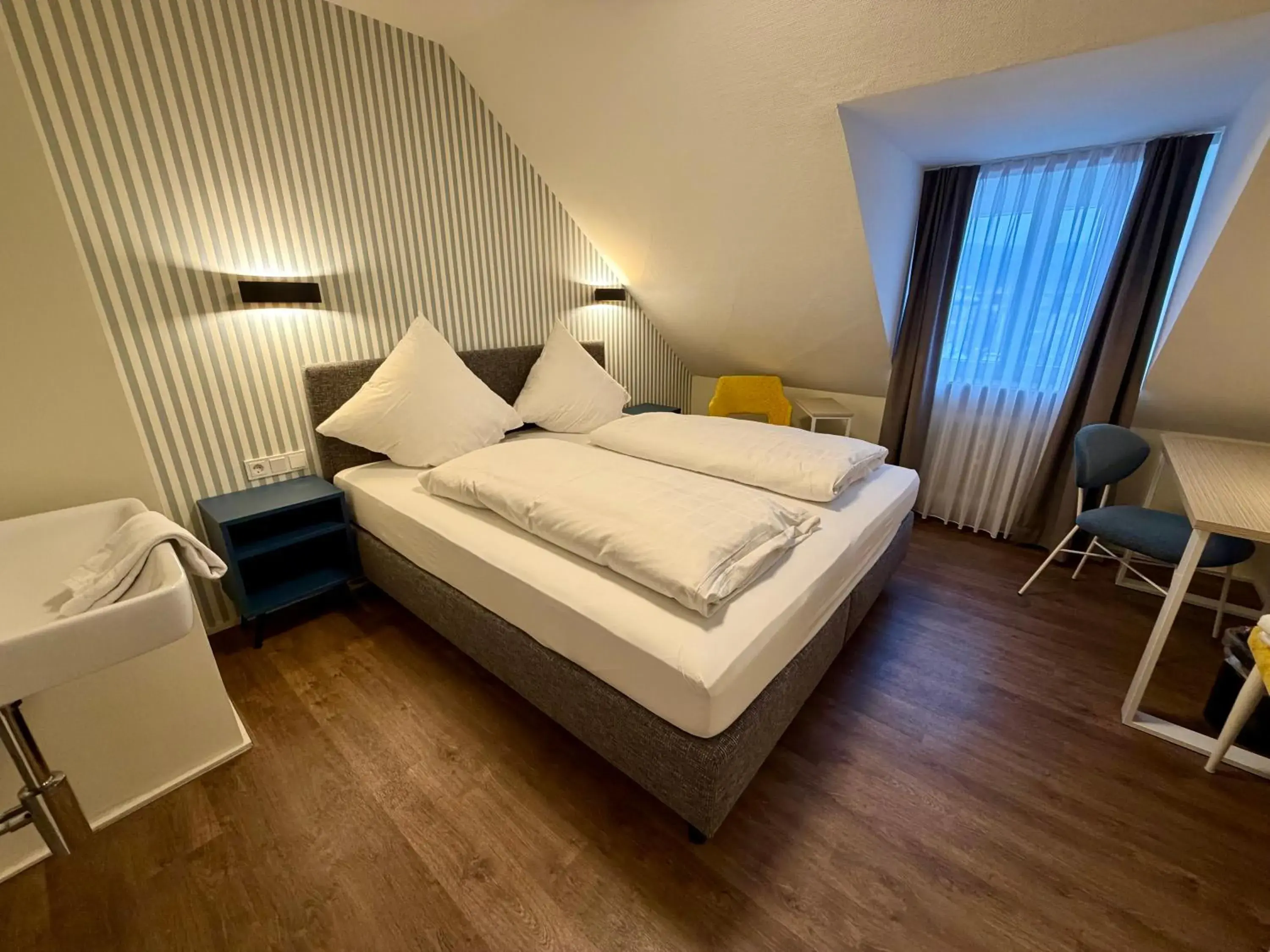 Double Room with Shared Bathroom in Hotel Am Kornmarkt Double Room with Shared Bathroom in Hotel Am Kornmarkt